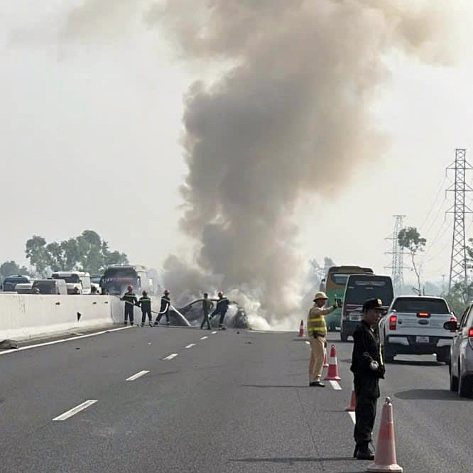 Cảnh sát phân luồng phương tiện, khống chế ngọn lửa. Ảnh: Vidifi Cảnh sát phân luồng phương tiện, khống chế ngọn lửa. Ảnh: Vidifi