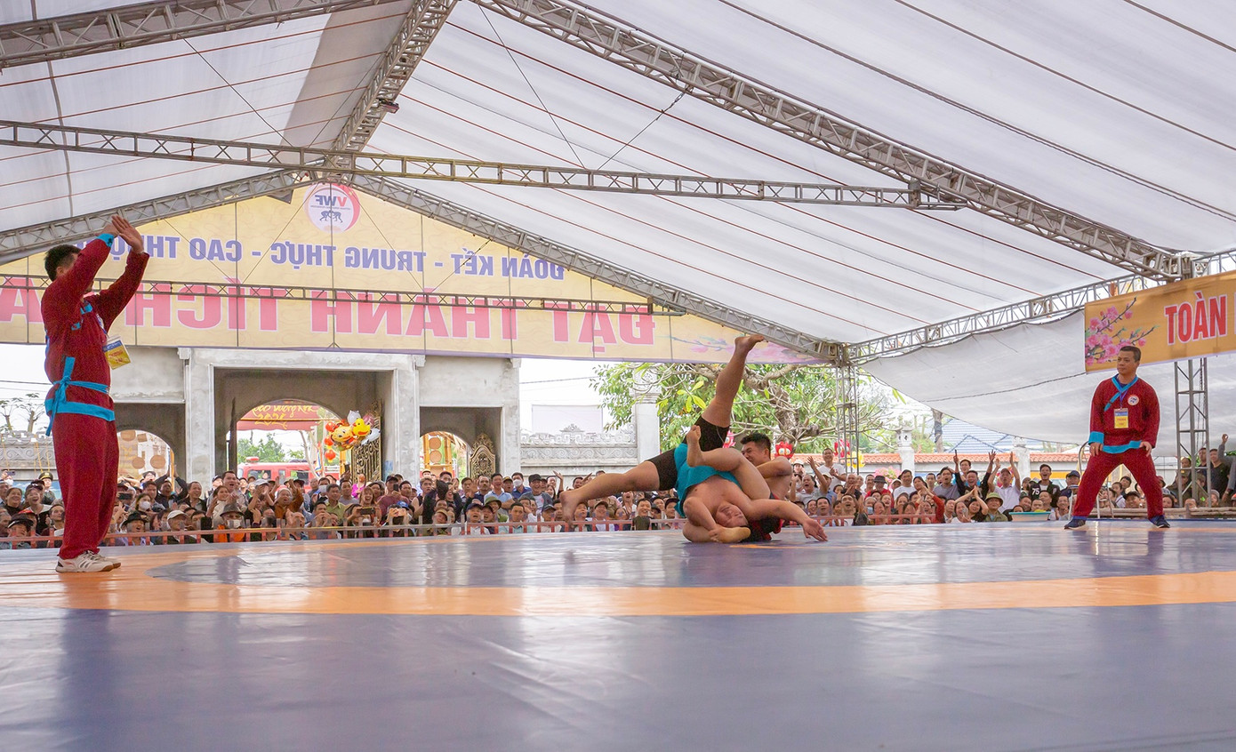 Đặc biệt, ở nội dung tranh “Đô lực sỹ” dành cho các đô vật mạnh nhất (không tính hạng cân), đương kim Đô lực sỹ năm 2023 Hoàng Văn Nam (ở Hải Phòng) đã tiếp tục thách đấu các đô vật khắp các tỉnh, thu hút hàng nghìn người dân, du khách hò reo cổ vũ. Đô vật Hoàng Văn Nam liên tiếp chiến thắng 3 đô vật (từ 102-147kg), trong đó có đô vật Nguyễn Thế Cử (Vĩnh Phúc, nhiều năm Vô địch Vật dân tộc toàn quốc) sau những hiệp đấu kịch tính, hấp dẫn. Trong ảnh: Đô vật Hoàng Văn Nam vật bổng đối thủ khỏi sàn đấu Đặc biệt, ở nội dung tranh “Đô lực sỹ” dành cho các đô vật mạnh nhất (không tính hạng cân), đương kim Đô lực sỹ năm 2023 Hoàng Văn Nam (ở Hải Phòng) đã tiếp tục thách đấu các đô vật khắp các tỉnh, thu hút hàng nghìn người dân, du khách hò reo cổ vũ. Đô vật Hoàng Văn Nam liên tiếp chiến thắng 3 đô vật (từ 102-147kg), trong đó có đô vật Nguyễn Thế Cử (Vĩnh Phúc, nhiều năm Vô địch Vật dân tộc toàn quốc) sau những hiệp đấu kịch tính, hấp dẫn. Trong ảnh: Đô vật Hoàng Văn Nam vật bổng đối thủ khỏi sàn đấu