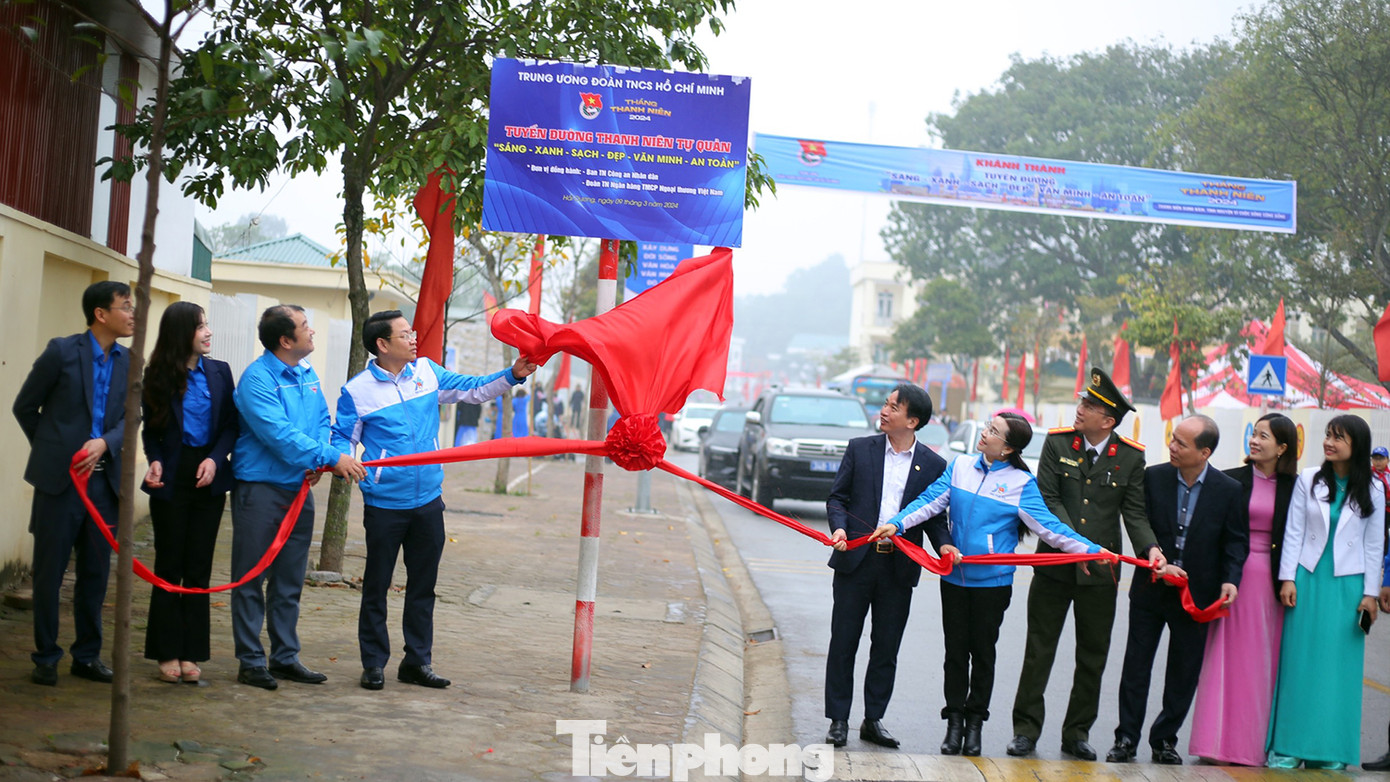 Sau buổi phát động ngày cao điểm, T.Ư Đoàn và Tỉnh Đoàn Hải Dương đã khánh thành tuyến đường "Sáng - Xanh - Đẹp - Văn Minh - An Toàn" tại phường Chí Minh, TP Chí Linh. Ảnh: N.Anh
