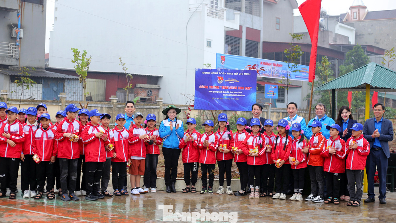 Đồng thời, khánh thành công trình "con đường bích họa", "sân chơi cho em" và công trình "hàng cây thanh niên" tại TP Chí Linh. Ảnh: N.Anh