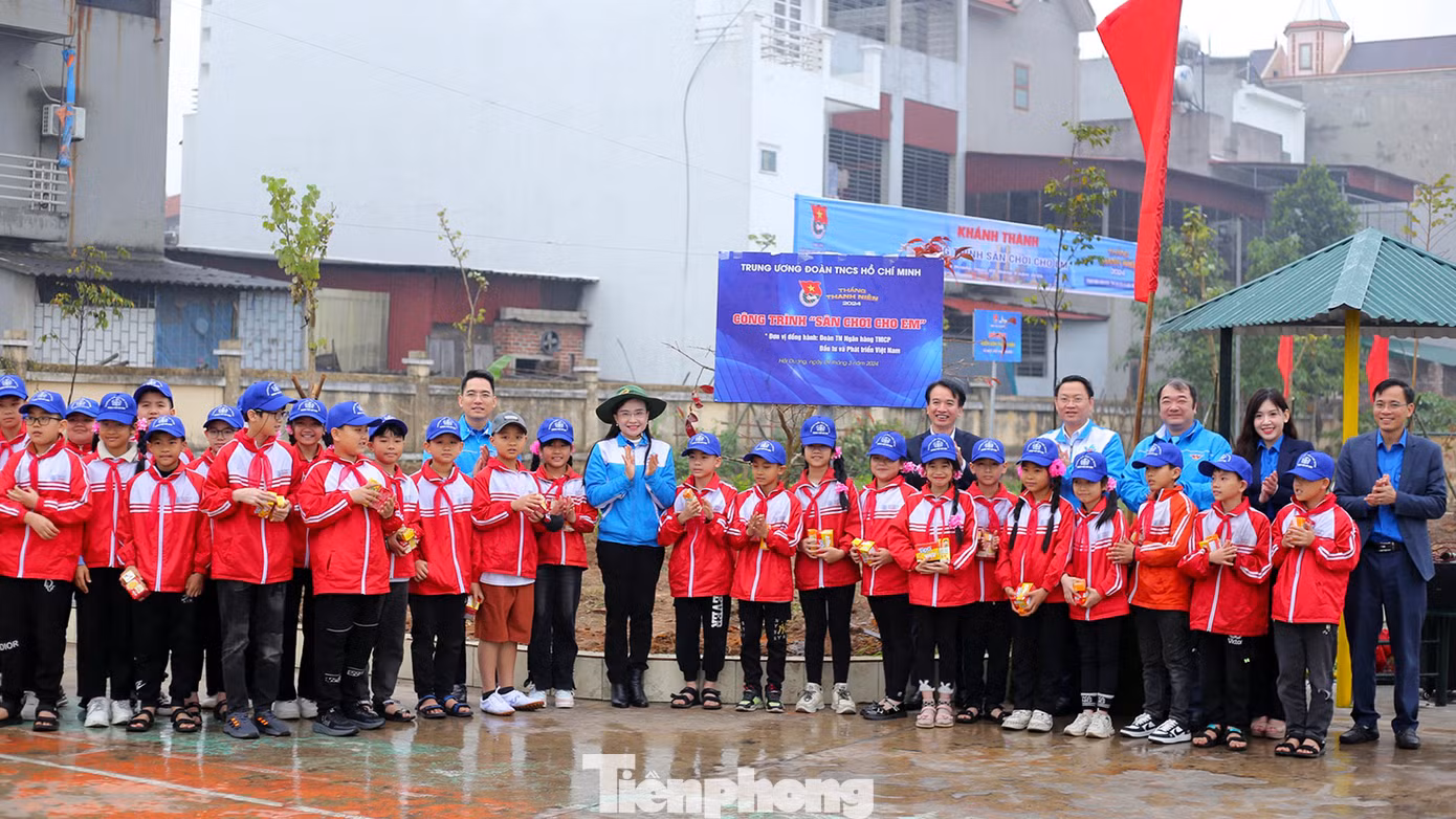 Đồng thời, khánh thành công trình "con đường bích họa", "sân chơi cho em" và công trình "hàng cây thanh niên" tại TP Chí Linh. Ảnh: N.Anh