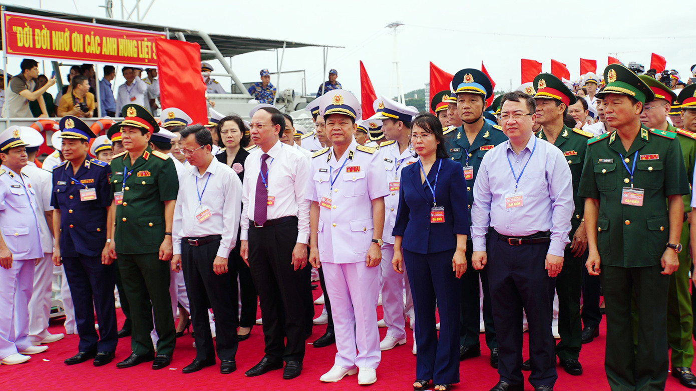 Các đại biểu dự buổi Lễ tưởng niệm các anh hùng, liệt sỹ và nhân dân hy sinh trong trận thắng đầu chống chiến tranh phá hoại miền Bắc của đế quốc Mỹ ngày 2 và 5/8/1964. (Ảnh: Minh Ngọc)