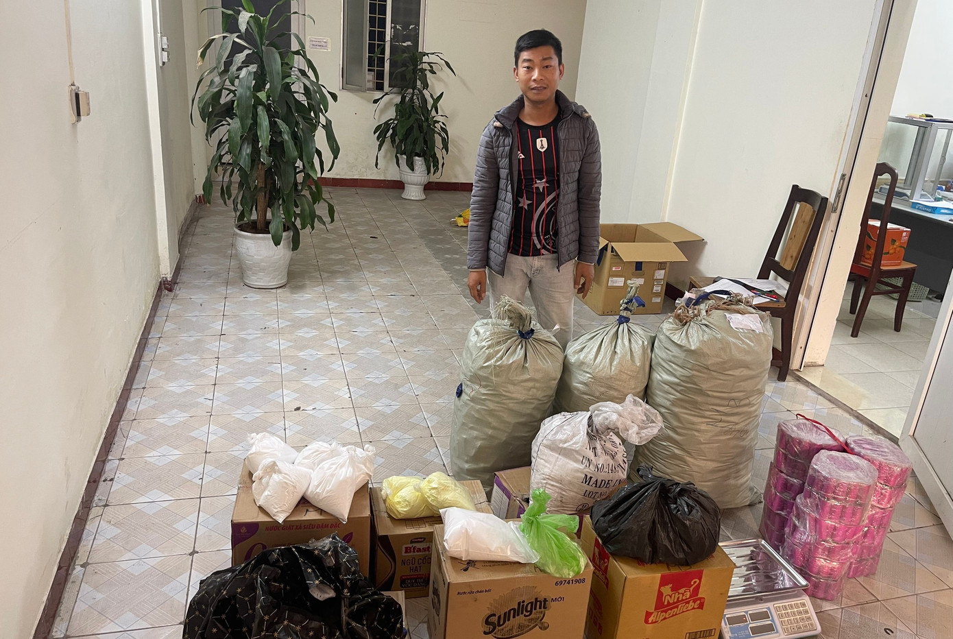 Bị can Phạm Đức Cao và tang vật liên quan.