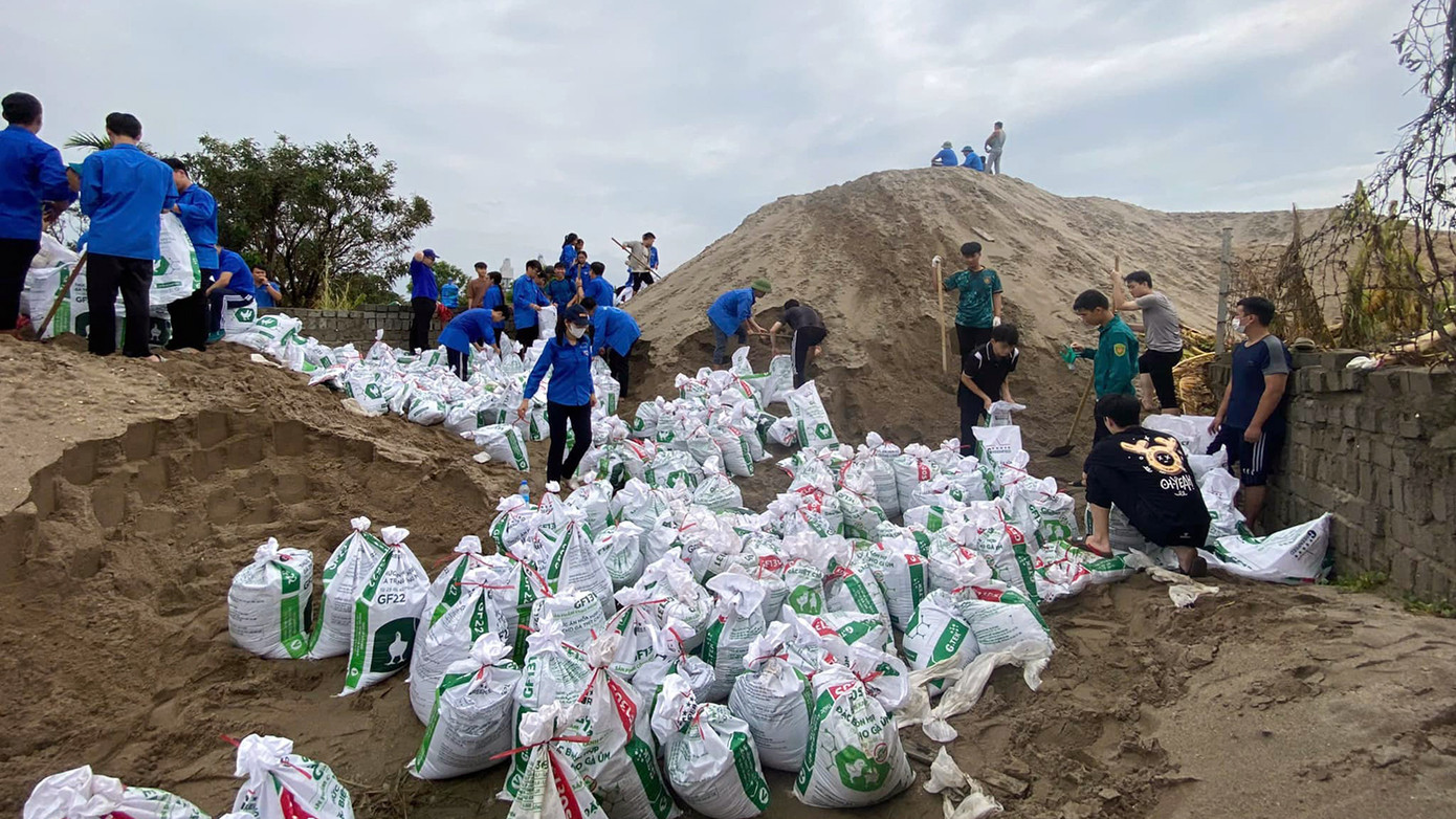 Trước đó, sau bão số 3, nguy cơ ngập lụt, nước tràn đê vào khu dân cư tại nhiều đê xung yếu diễn ra trên diện rộng. Chủ động phương án phòng ngừa, Huyện Đoàn Thủy Nguyên (TP Hải Phòng) đã huy động hàng chục đoàn viên thanh niên đóng bao cát, sẵn sàng công tác đắp đê ngăn lũ tại nhiều xã như: Kiền Bái, An Sơn, Lập Lễ, Lại Xuân, Dương Quan...