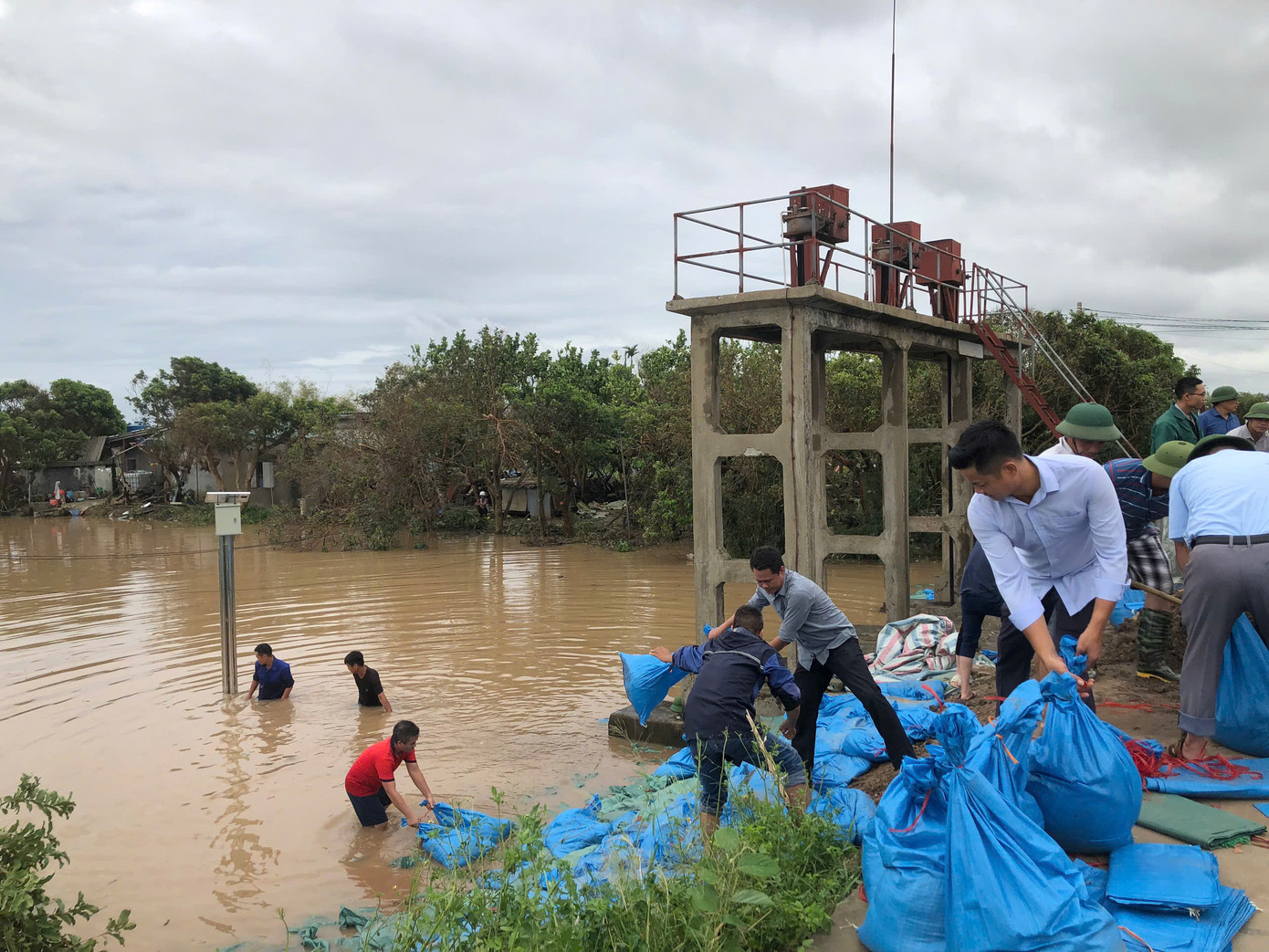 Lực lượng chức năng TP Hải Phòng triển khai các biện pháp phòng chống lũ lụt.