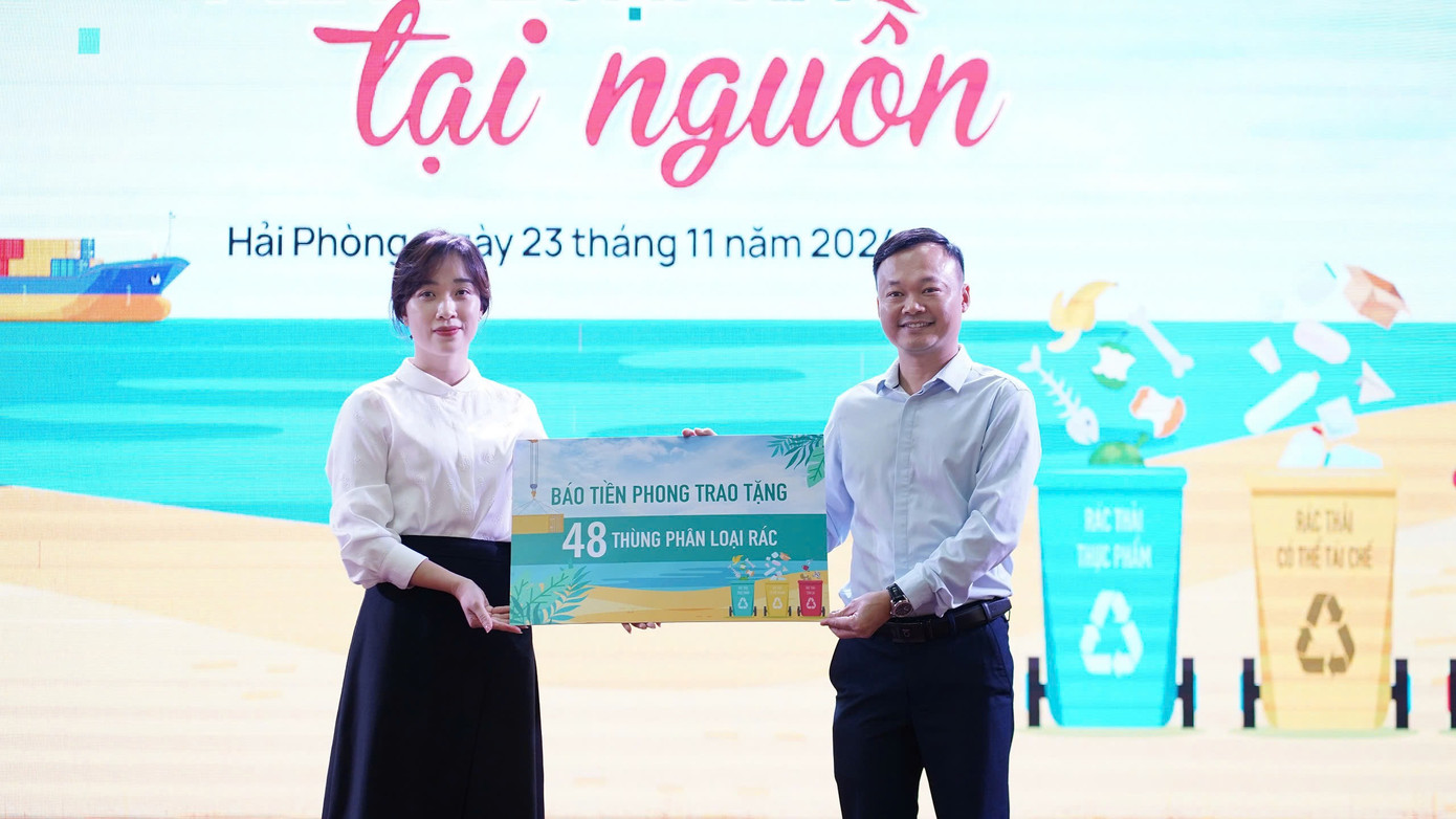 Nhân dịp này, Báo Tiền Phong đã trao tặng Quận Đoàn Lê Chân 48 thùng phân loại rác 3 ngăn để tiếp tục tổ chức những hoạt động phân loại rác tại nguồn ở cơ sở.