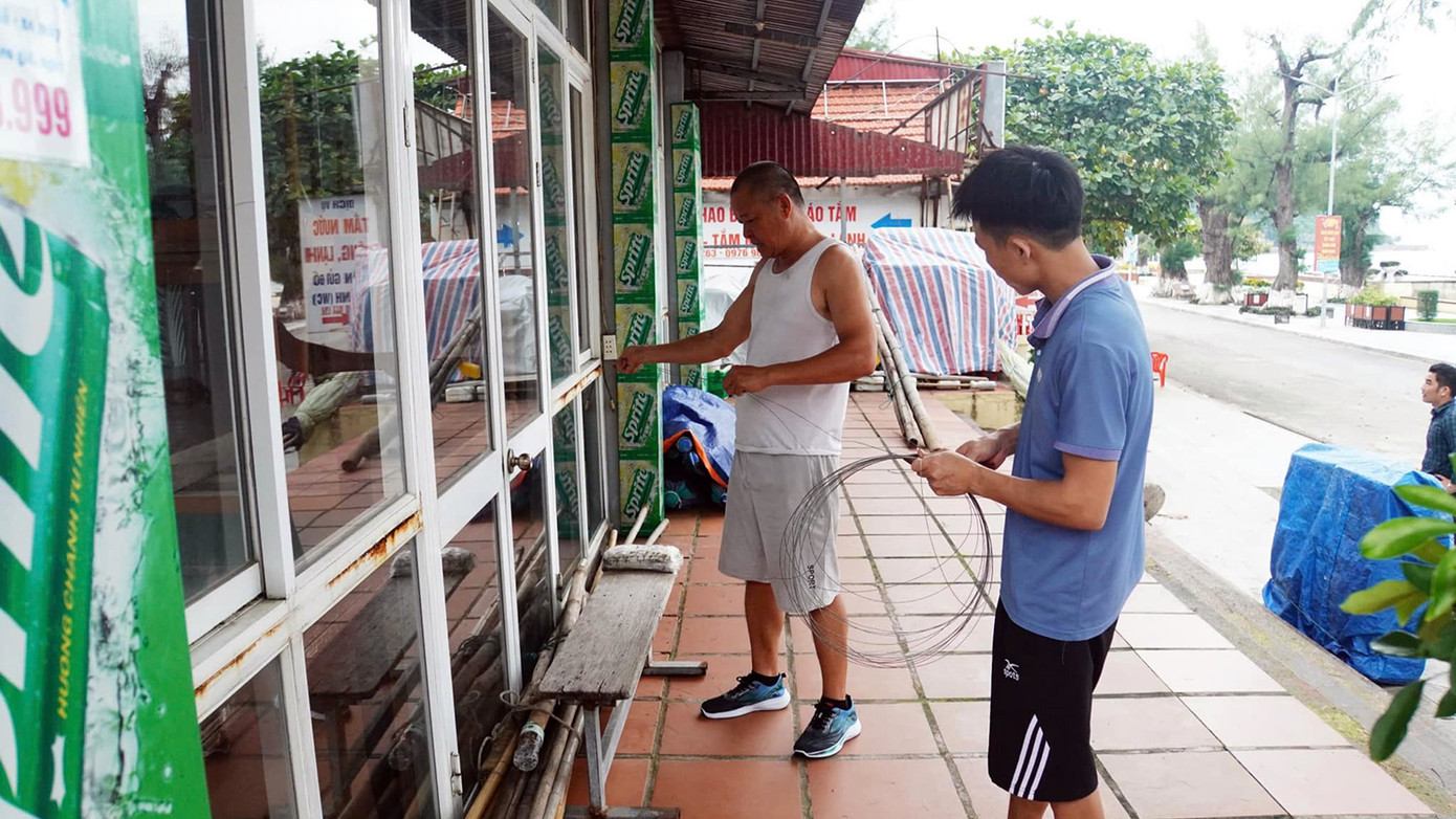 Ông Thắng (chủ một nhà hàng hải sản ở Đồ Sơn) cho biết từ hôm 5/9 ông và các hộ kinh doanh dọc phố ven biển Đồ Sơn đã dừng hoạt động. Thông qua báo đài, các hộ dân biết mức độ nguy hiểm của siêu bão số 3 nên nay đồng loạt tăng cường gia cố nhà hàng, hạn chế thiệt hại về tài sản.