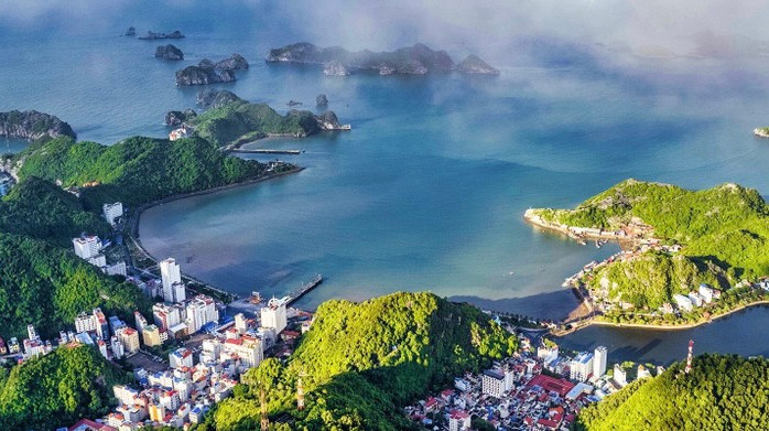 Vịnh trung tâm thị trấn Cát Bà.