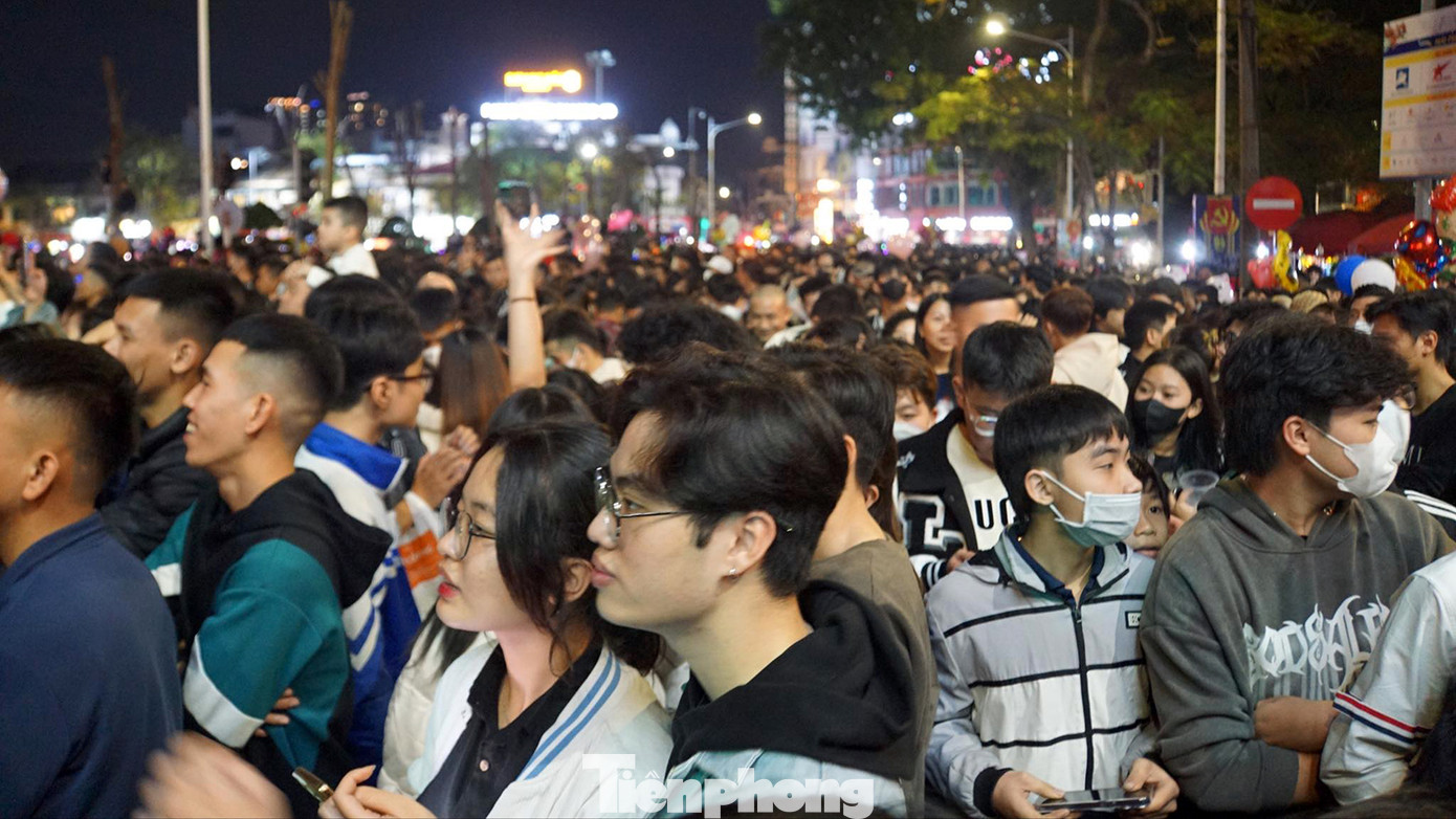 Biển người theo dõi, xem chương trình nghệ thuật, chờ xem pháo hoa.