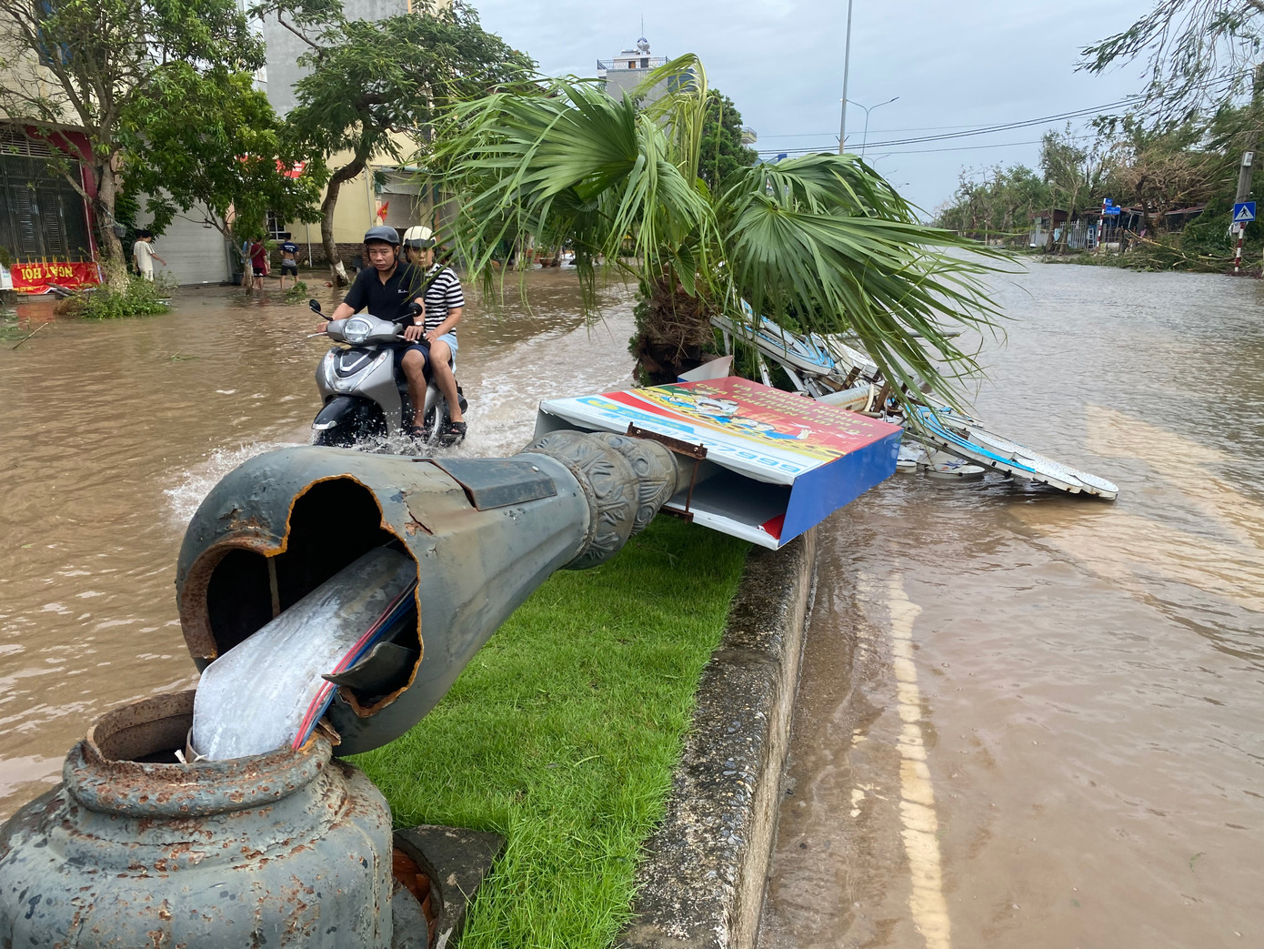 Hàng nghìn cột điện, đèn đường ở các tuyến phố thuộc các quận huyện tại Hải Phòng bị bão quật đổ. Hàng nghìn cột điện, đèn đường ở các tuyến phố thuộc các quận huyện tại Hải Phòng bị bão quật đổ.