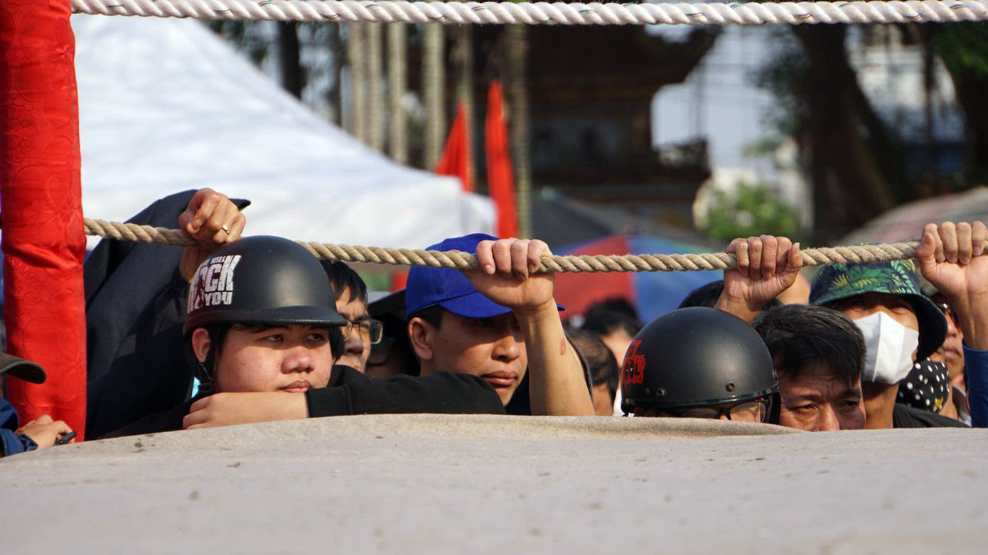 Người dân địa phương vây kín khán đài cổ vũ các đô vật thi đấu dưới ánh nắng đầu xuân. Người dân địa phương vây kín khán đài cổ vũ các đô vật thi đấu dưới ánh nắng đầu xuân.