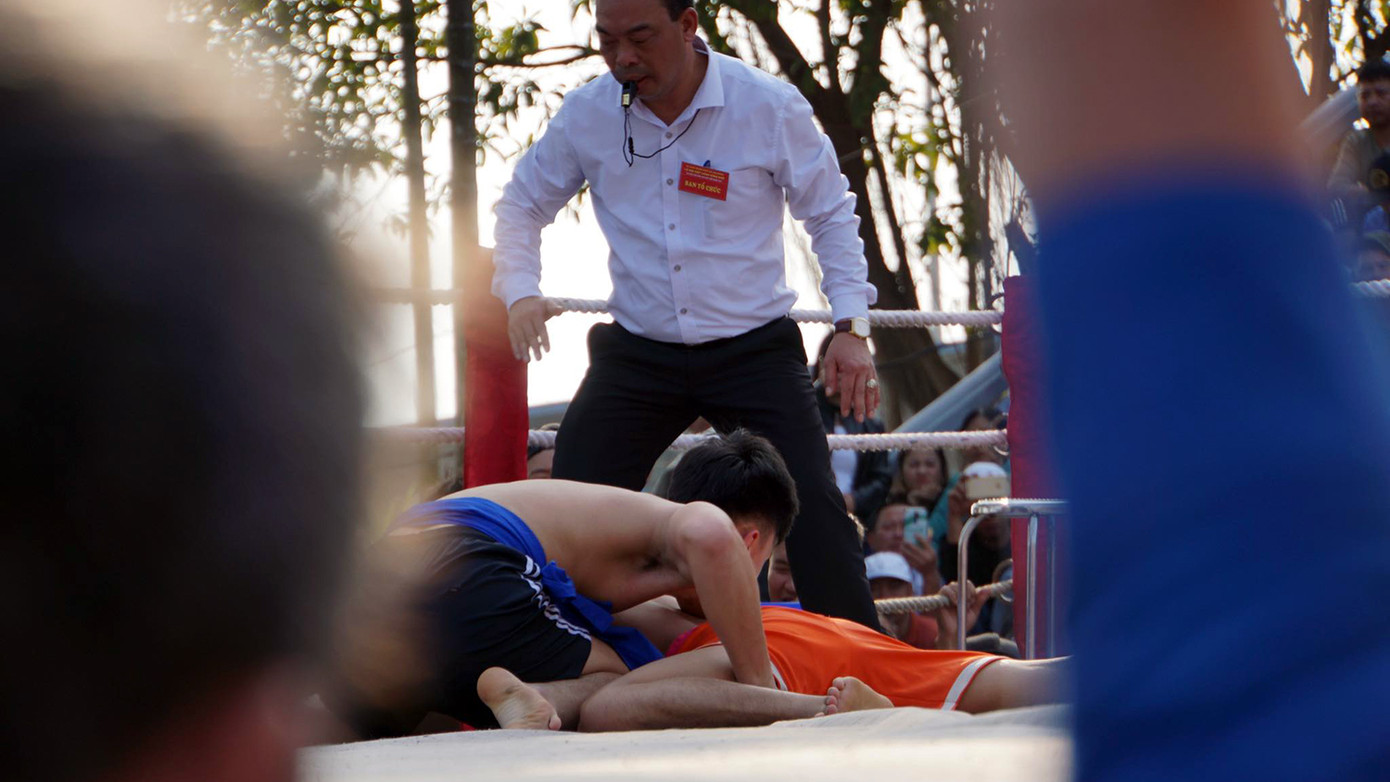 Với luật vật làng Vĩnh Khê, nhiều vận động viên chuyên nghiệp cùng hạng cân với vận động viên nghiệp dư cũng không dễ dàng áp đảo, chiến thắng. Do đó, lễ hội vật làng có truyền thống khoảng 700 năm tuổi luôn hấp dẫn, thu hút hàng nghìn người dân tới xem, cổ vũ. Với luật vật làng Vĩnh Khê, nhiều vận động viên chuyên nghiệp cùng hạng cân với vận động viên nghiệp dư cũng không dễ dàng áp đảo, chiến thắng. Do đó, lễ hội vật làng có truyền thống khoảng 700 năm tuổi luôn hấp dẫn, thu hút hàng nghìn người dân tới xem, cổ vũ.