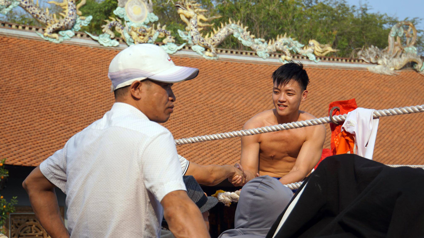 Với cặp đấu cân tài, cân sức và kịch tính kéo dài, nhiều cổ động viên đã tặng thưởng tiền mặt trực tiếp cổ vũ tinh thần thượng võ cho đô vật. Trong ảnh: Một khán giả liên tiếp tặng tiền thưởng cổ vũ cho đô vật Trương Tiến Huy. Với cặp đấu cân tài, cân sức và kịch tính kéo dài, nhiều cổ động viên đã tặng thưởng tiền mặt trực tiếp cổ vũ tinh thần thượng võ cho đô vật. Trong ảnh: Một khán giả liên tiếp tặng tiền thưởng cổ vũ cho đô vật Trương Tiến Huy.