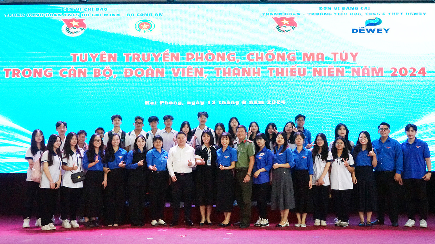 Các đại biểu chụp ảnh lưu niệm với cán bộ Đoàn, đoàn viên thanh niên, học sinh. Các đại biểu chụp ảnh lưu niệm với cán bộ Đoàn, đoàn viên thanh niên, học sinh.