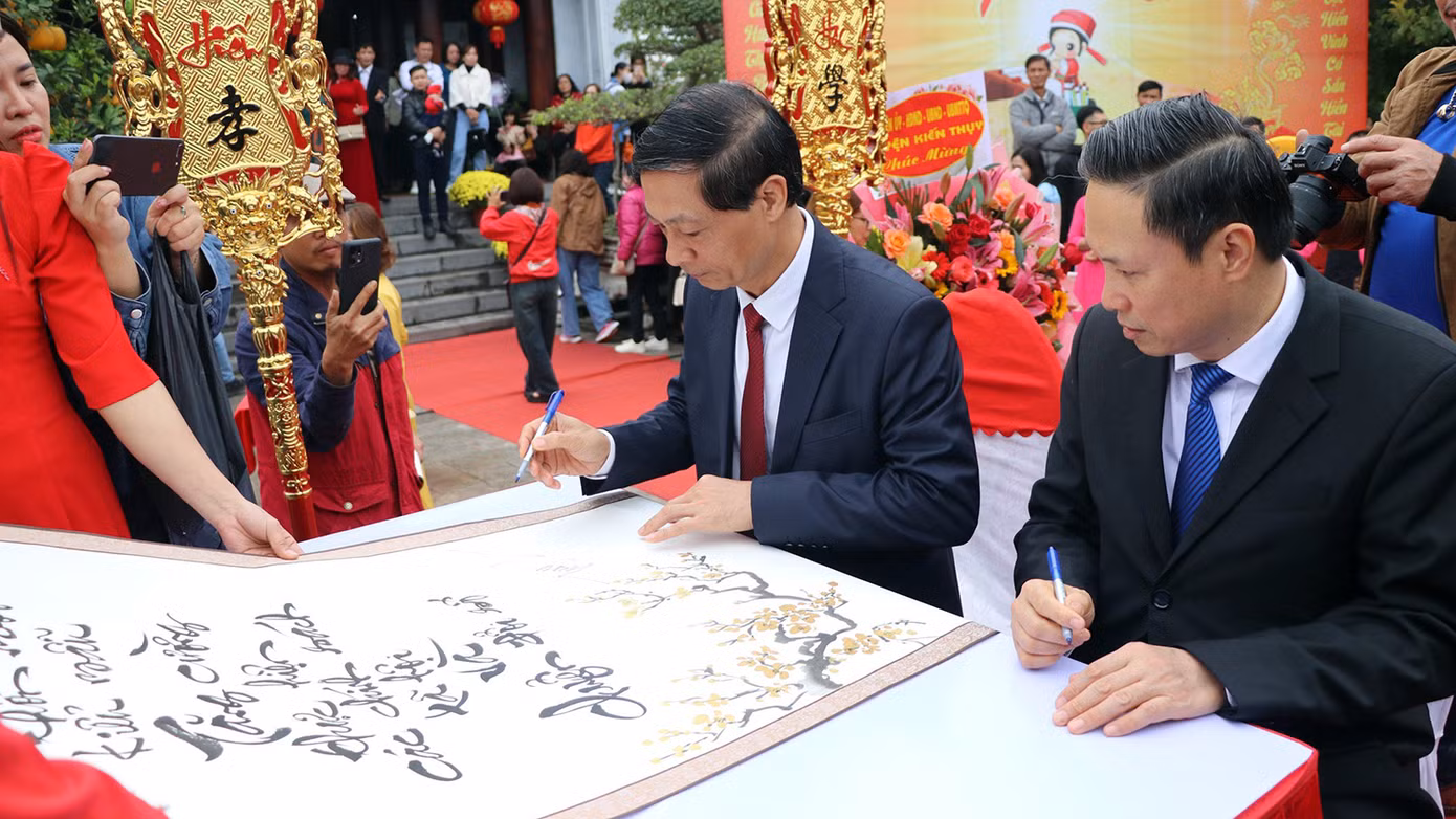 Ông Đỗ Mạnh Hiến - Phó Bí thư Thành ủy Hải Phòng (giữa ảnh) và đại diện UBND thành phố Hải Phòng ký khai bút thực hiện chủ đề năm 2024 của thành phố "Đẩy mạnh chỉnh trang, hiện đại hóa đô thị - Xây dựng nông thôn mới kiểu mẫu - Tăng cường thực hiện các chính sách xã hội và chuyển đổi số".