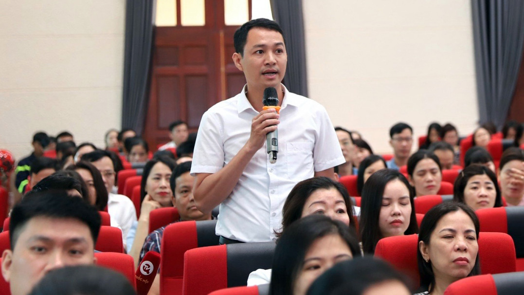 Cử tri huyện Kiến Thụy đề xuất kiến nghị nhiều nội dung tại buổi tiếp xúc cử tri. Ảnh: N.Thanh.