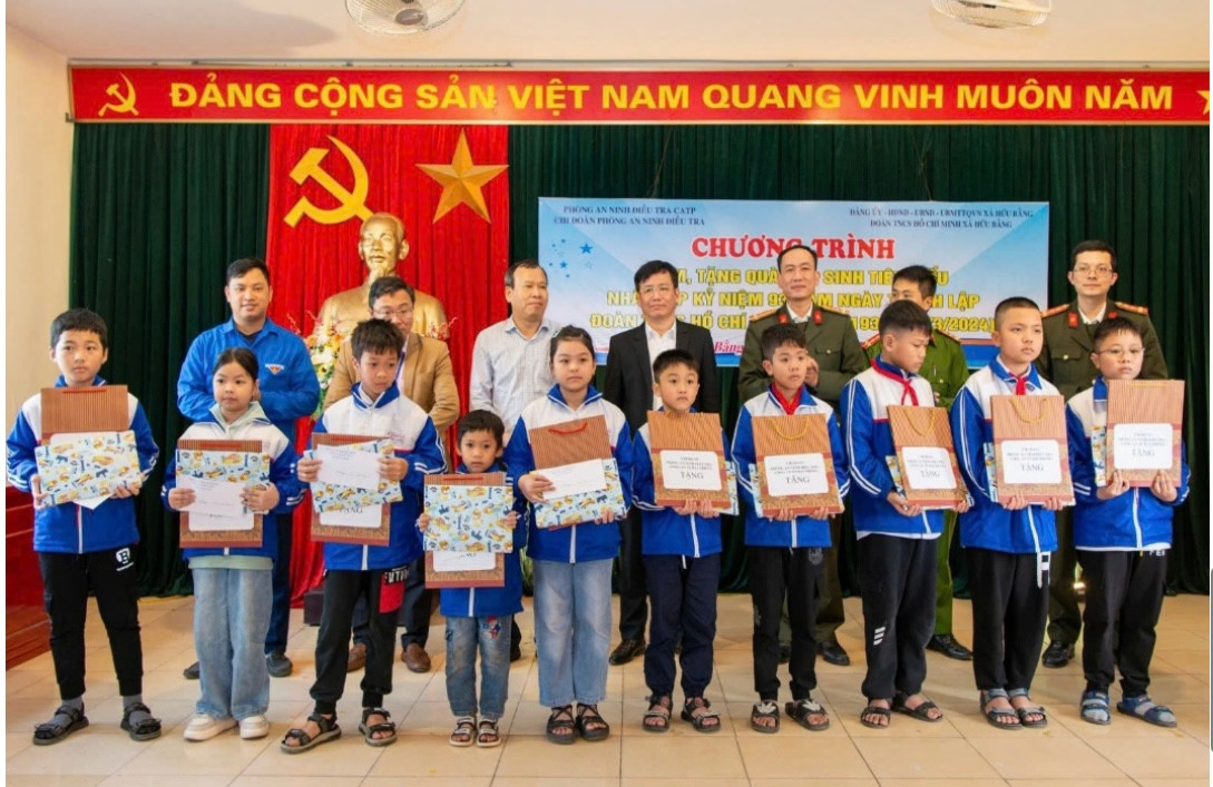 Phòng ANĐT - Công an TP Hải Phòng tổ chức thăm, tặng quà các em học sinh có thành tích nổi bật tại xã Hữu Bằng (Kiến Thụy, Hải Phòng).