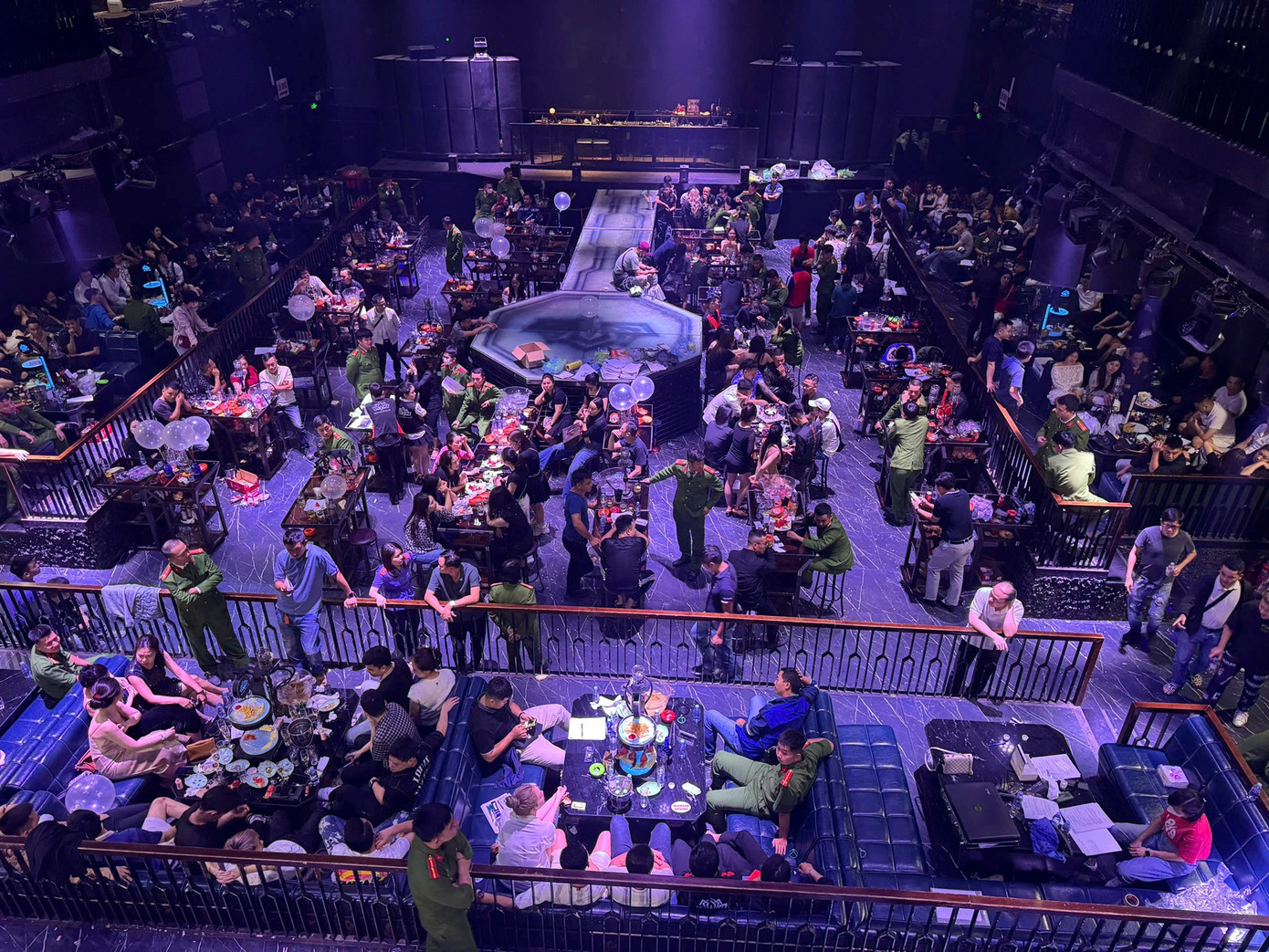 Cảnh sát đột kích vũ trường MDM trên phố Lê Hồng Phong, TP Hải Phòng. Ảnh: CA Hải Phòng