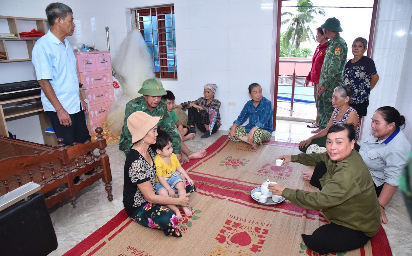 Ngày 6/9, các quận huyện trên địa bàn TP Hải Phòng đã khẩn trương vận động, hỗ trợ người dân ở các khu vực trọng yếu, nguy cơ ngập lụt di dời đến nơi tạm trú an toàn trước khi bão số 3 (YAGI) đổ bộ vào đất liền. Ngày 6/9, các quận huyện trên địa bàn TP Hải Phòng đã khẩn trương vận động, hỗ trợ người dân ở các khu vực trọng yếu, nguy cơ ngập lụt di dời đến nơi tạm trú an toàn trước khi bão số 3 (YAGI) đổ bộ vào đất liền.