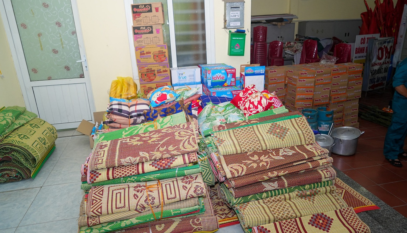 UBND các quận huyện hỗ trợ chăn chiếu, thực phẩm, nước uống và các nhu yếu phẩm cần thiết cho nhân dân trong thời gian tạm lánh bão số 3. UBND các quận huyện hỗ trợ chăn chiếu, thực phẩm, nước uống và các nhu yếu phẩm cần thiết cho nhân dân trong thời gian tạm lánh bão số 3.