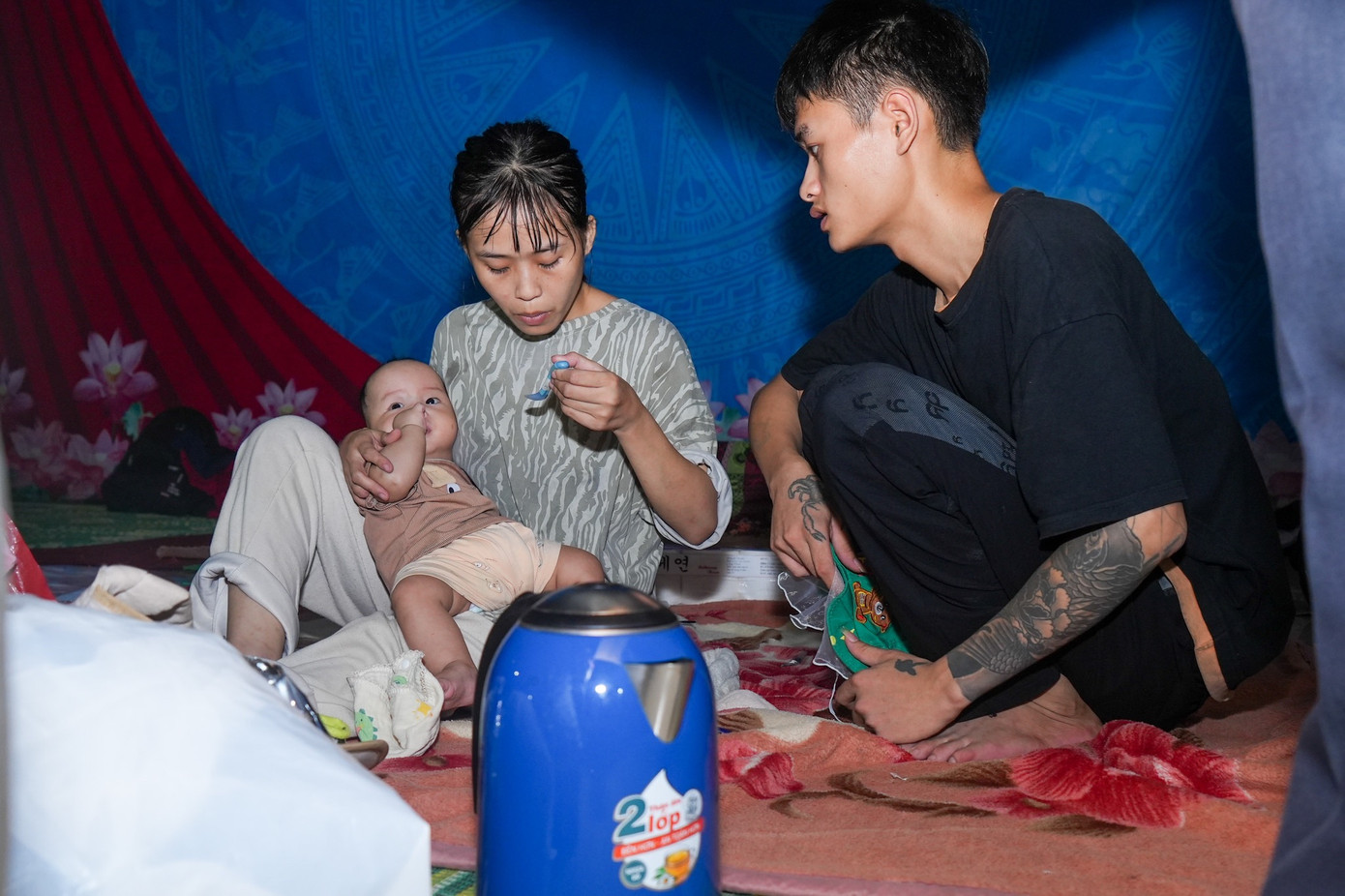 Theo UBND quận Ngô Quyền, địa phương đã di dời gần 3.000 hộ dân với khoảng 7.700 nhân khẩu đến 23 trường học và 20 trụ sở cơ quan tạm trú để tránh bão. Ngoài ra, 700 hộ với khoảng 3.000 nhân khẩu ở các chung cư cũ đã chủ động di chuyển đến các hộ người thân tránh bão. Bên cạnh đó, các quận huyện khác tại Hải Phòng cũng đã di dời hàng nghìn hộ dân ở các khu vực xung yếu, hạ tầng xuống cấp, nguy cơ ngập lụt về nơi tránh bão. Theo UBND quận Ngô Quyền, địa phương đã di dời gần 3.000 hộ dân với khoảng 7.700 nhân khẩu đến 23 trường học và 20 trụ sở cơ quan tạm trú để tránh bão. Ngoài ra, 700 hộ với khoảng 3.000 nhân khẩu ở các chung cư cũ đã chủ động di chuyển đến các hộ người thân tránh bão. Bên cạnh đó, các quận huyện khác tại Hải Phòng cũng đã di dời hàng nghìn hộ dân ở các khu vực xung yếu, hạ tầng xuống cấp, nguy cơ ngập lụt về nơi tránh bão.