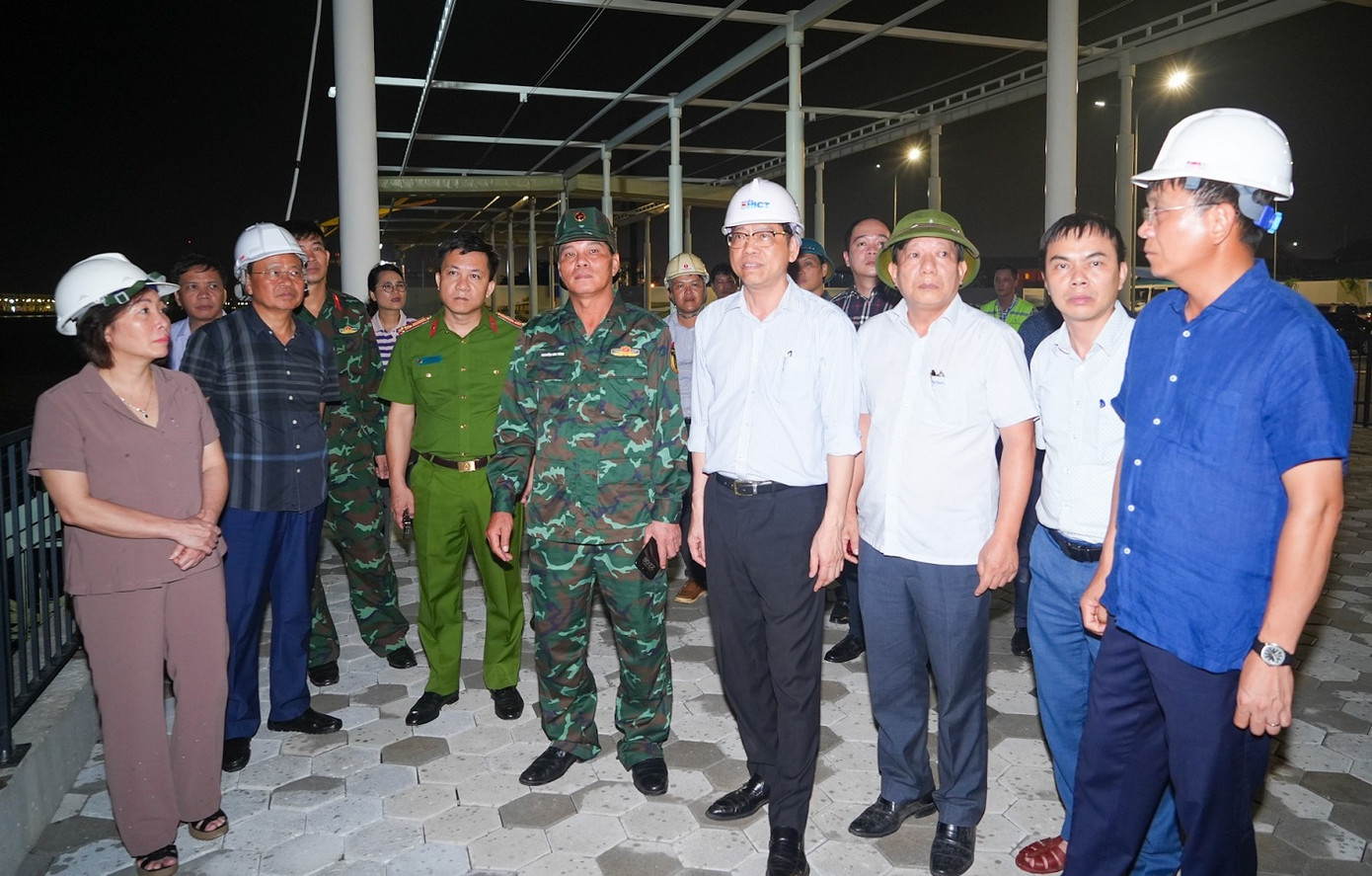 Cũng trong tối 6/9, ông Nguyễn Văn Tùng - Chủ tịch UBND TP Hải Phòng và đoàn công tác có buổi kiểm tra các khu vực neo đậu tàu thuyền ven sông Cấm, thuộc địa phận quận Ngô Quyền (TP Hải Phòng). Cũng trong tối 6/9, ông Nguyễn Văn Tùng - Chủ tịch UBND TP Hải Phòng và đoàn công tác có buổi kiểm tra các khu vực neo đậu tàu thuyền ven sông Cấm, thuộc địa phận quận Ngô Quyền (TP Hải Phòng).