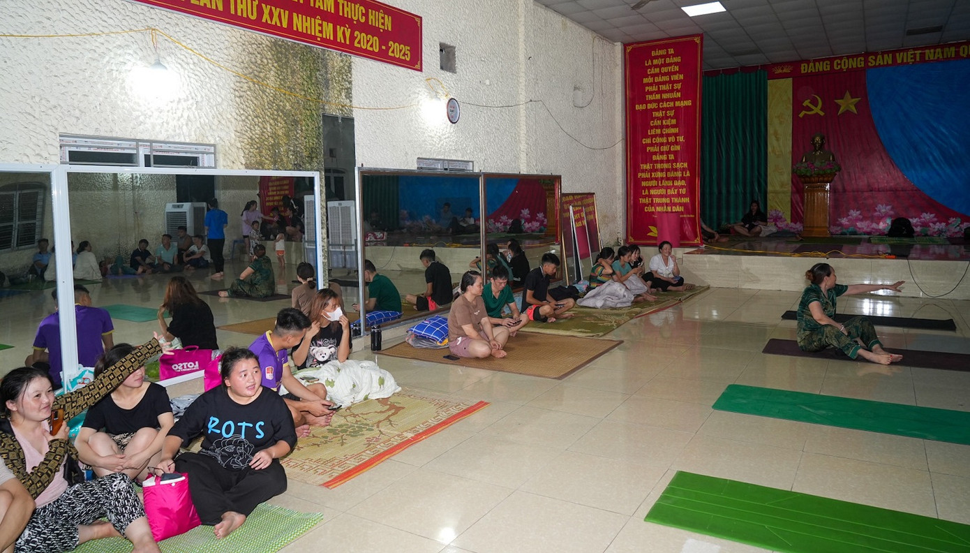 Tại xã Lập Lễ (huyện Thủy Nguyên), các hộ dân ở khu vực có nguy cơ bị ảnh hưởng bởi bão cũng đã được chính quyền các cấp hỗ trợ di dời tới trường học, trụ sở cơ quan tạm trú tránh bão. Tại xã Lập Lễ (huyện Thủy Nguyên), các hộ dân ở khu vực có nguy cơ bị ảnh hưởng bởi bão cũng đã được chính quyền các cấp hỗ trợ di dời tới trường học, trụ sở cơ quan tạm trú tránh bão.