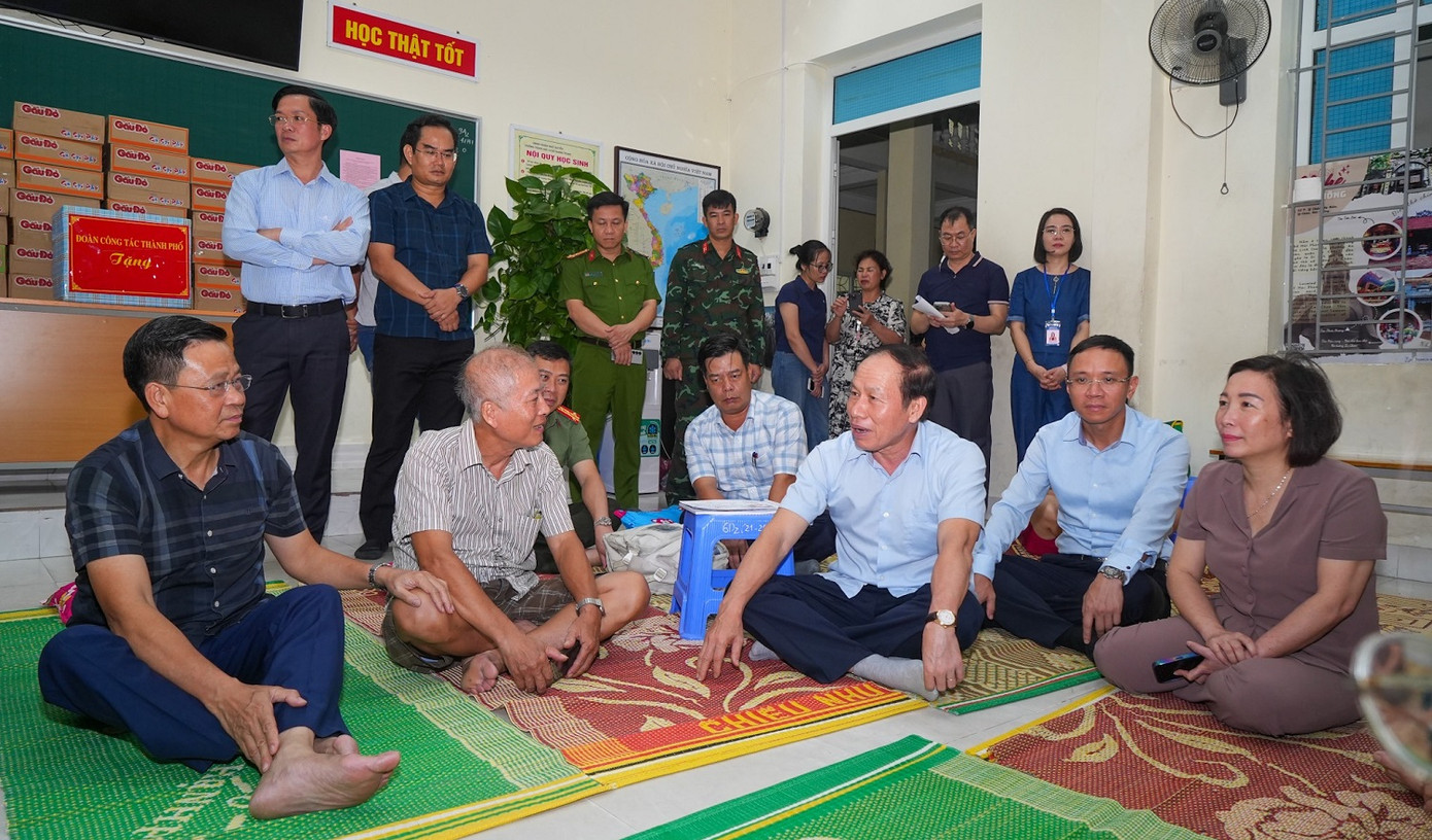 Tối 6/9, ông Lê Tiến Châu - Bí thư Thành ủy Hải Phòng cùng đoàn công tác đã tới thăm hỏi, động viên hàng nghìn người dân tại quận Ngô Quyền ở các khu chung cư cũ, chung cư xuống cấp phải di dời tới các trường học, công sở tạm trú tránh bão. Tối 6/9, ông Lê Tiến Châu - Bí thư Thành ủy Hải Phòng cùng đoàn công tác đã tới thăm hỏi, động viên hàng nghìn người dân tại quận Ngô Quyền ở các khu chung cư cũ, chung cư xuống cấp phải di dời tới các trường học, công sở tạm trú tránh bão.