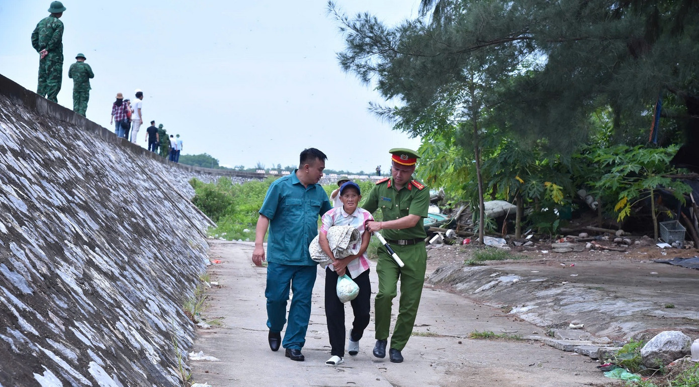 Tại thị trấn Cát Hải (huyện Cát Hải, TP Hải Phòng), các hộ dân ở ven đê chắn sóng, khu vực xung yếu, nơi ở xuống cấp và có nguy cơ bị ảnh hưởng bởi bão đã được lực lượng chức năng sở tại hỗ trợ di dời tới nơi trú bão an toàn. Tại thị trấn Cát Hải (huyện Cát Hải, TP Hải Phòng), các hộ dân ở ven đê chắn sóng, khu vực xung yếu, nơi ở xuống cấp và có nguy cơ bị ảnh hưởng bởi bão đã được lực lượng chức năng sở tại hỗ trợ di dời tới nơi trú bão an toàn.