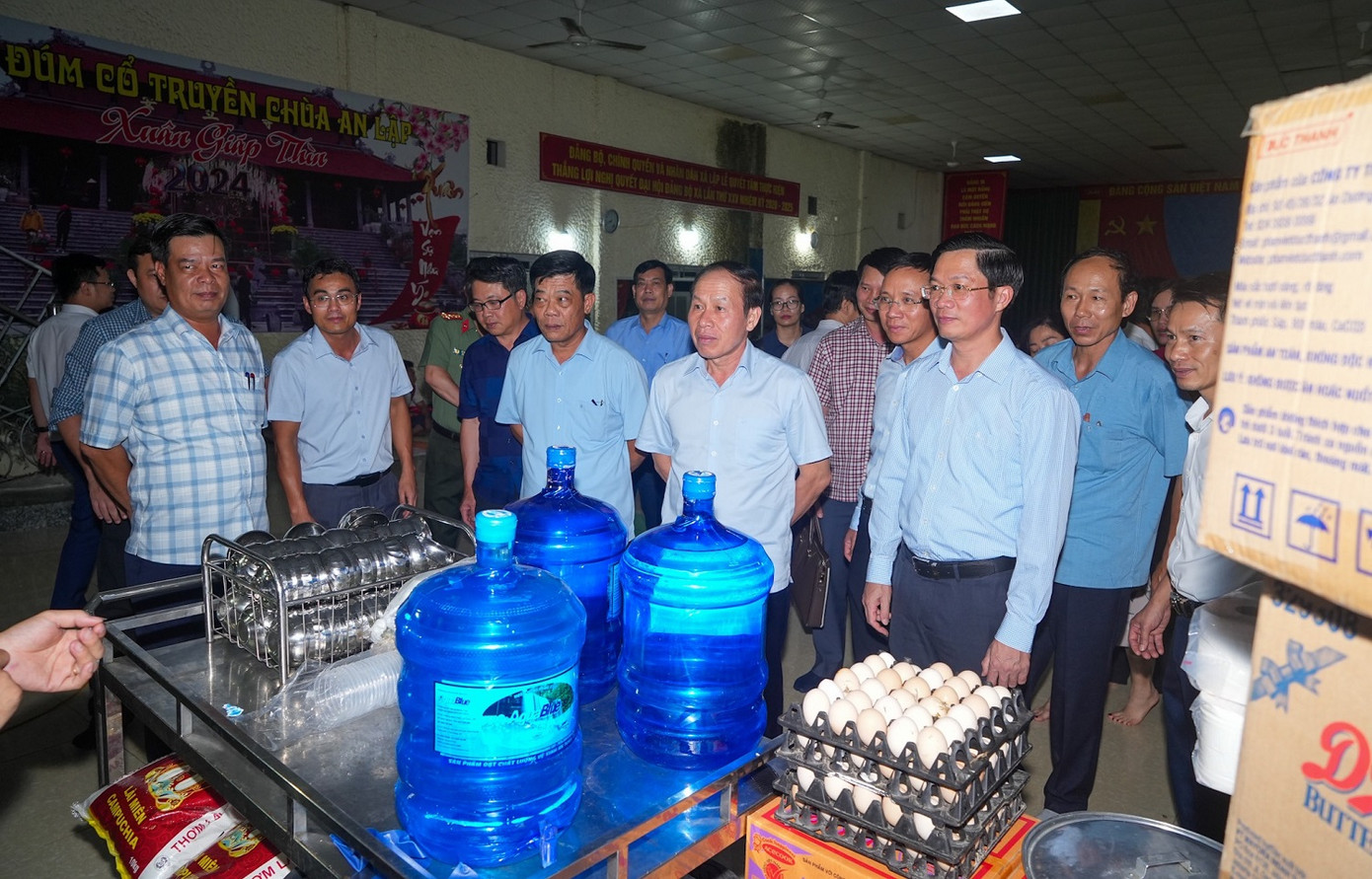 Ông Lê Tiến Châu - Bí thư Thành ủy Hải Phòng và đoàn công tác đã kiểm tra công tác chuẩn bị lương thực thực phẩm, nước uống, các nhu yếu phẩm cần thiết hỗ trợ nhân dân trong thời gian phải di dời tránh bão. Ông Lê Tiến Châu - Bí thư Thành ủy Hải Phòng và đoàn công tác đã kiểm tra công tác chuẩn bị lương thực thực phẩm, nước uống, các nhu yếu phẩm cần thiết hỗ trợ nhân dân trong thời gian phải di dời tránh bão.