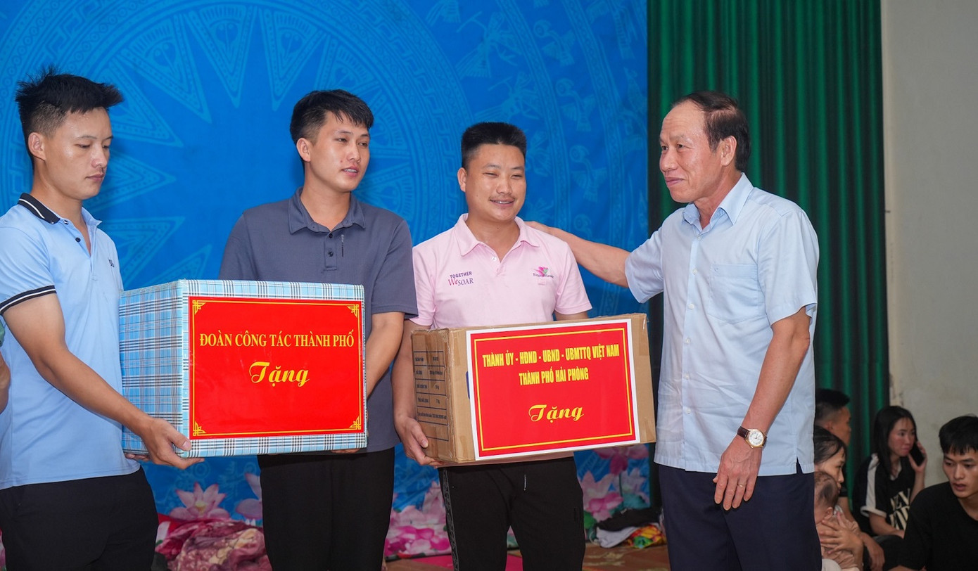 Bí thư Thành ủy Hải Phòng cũng đã thăm hỏi, tặng quà cho các hộ dân phải di dời chỗ ở có người cao tuổi, trẻ nhỏ... Bí thư Thành ủy Hải Phòng cũng đã thăm hỏi, tặng quà cho các hộ dân phải di dời chỗ ở có người cao tuổi, trẻ nhỏ...