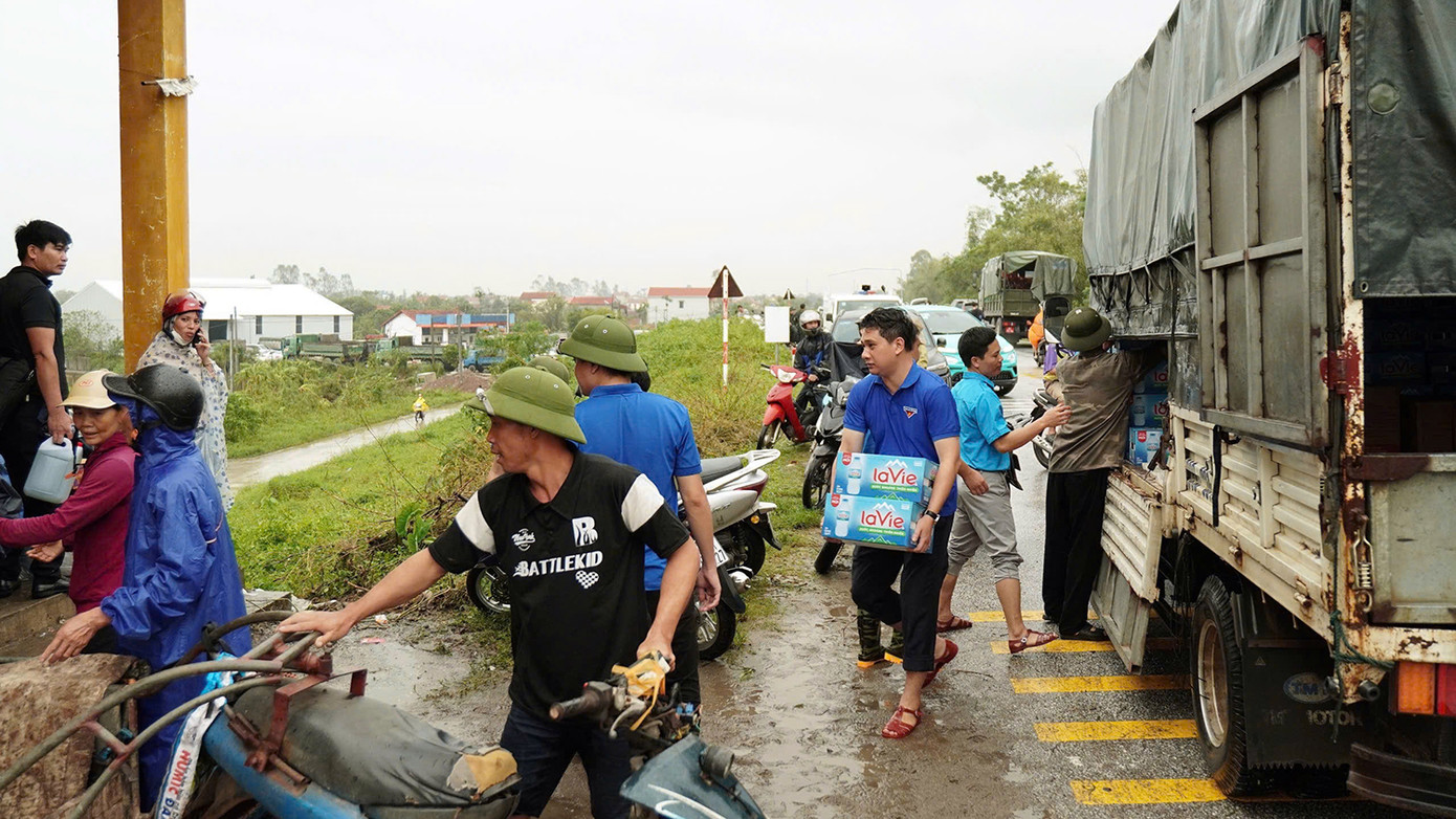 Tỉnh Đoàn Hưng Yên cũng thành lập 2 đoàn công tác đến thăm, tặng nước uống, các nhu yếu phẩm cần thiết cho người dân vùng sơ tán, hỗ trợ các đội hình tình nguyện tại các huyện: Văn Giang, Khoái Châu, Kim Động, Phù Cừ, Tiên Lữ, Mỹ Hào...