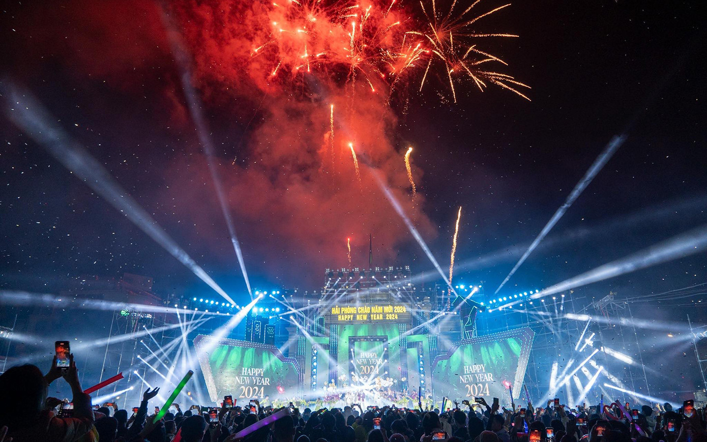 Chương trình nghệ thuật với sự tham gia của nhiều đoàn nghệ thuật, nghệ sĩ đến từ Hà Nội, TP Hồ Chí Minh, Hải Phòng như: NSUT Khánh Hòa, ca sĩ Vicky Nhung, ca sĩ Giana, Đạt Ozy, Rapper D.Lee... với nhiều ca khúc trẻ trung, sôi động.