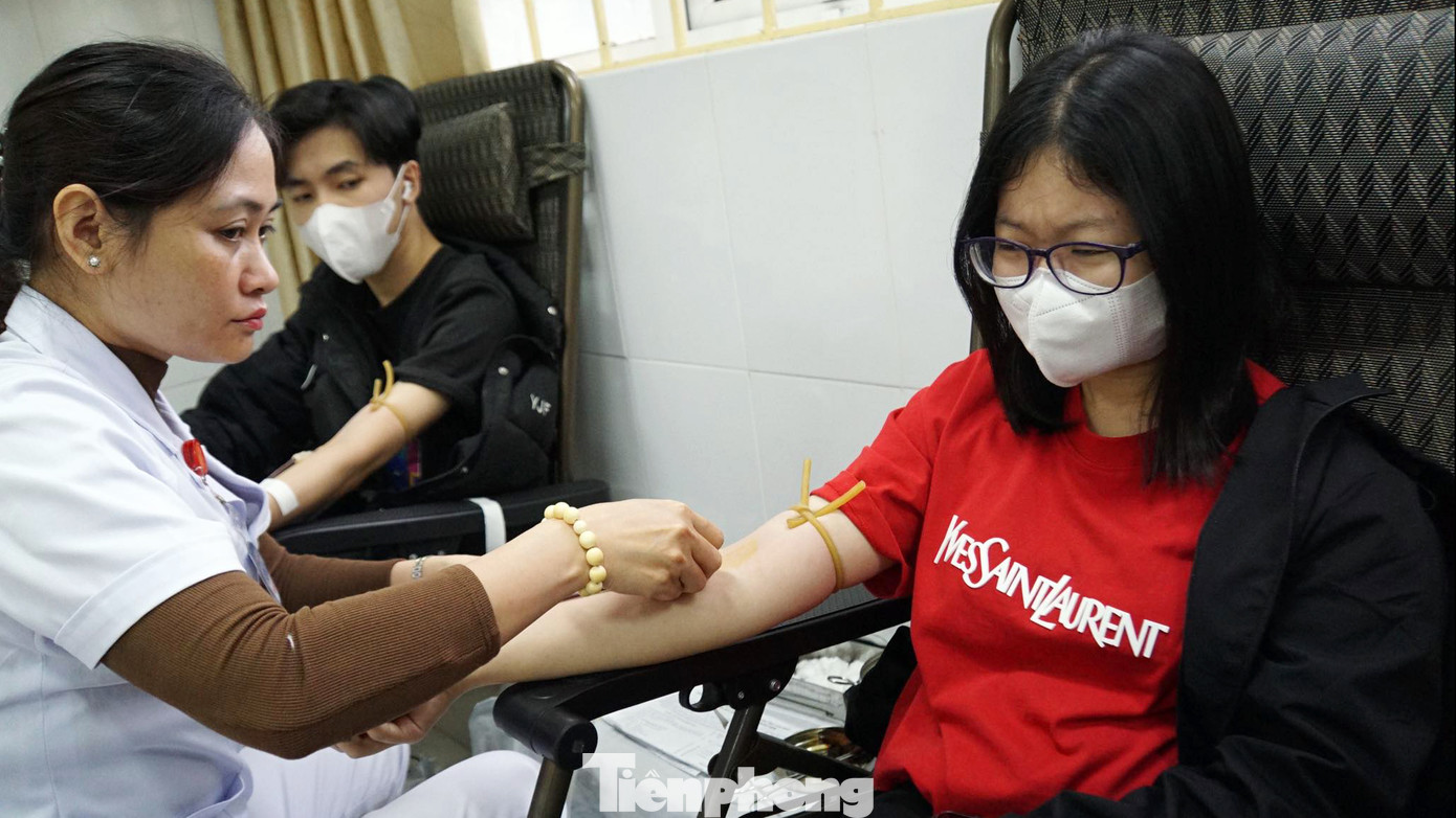 Trong số các tình nguyện viên hiến máu, rất nhiều các bạn trẻ, sinh viên Đại học Y dược Thái Bình tham gia. Bên cạnh đó, nhiều công nhân, nhân viên các công ty, doanh nghiệp sản xuất trên địa bàn tỉnh tranh thủ ngày cuối tuần tới đăng ký hiến máu.