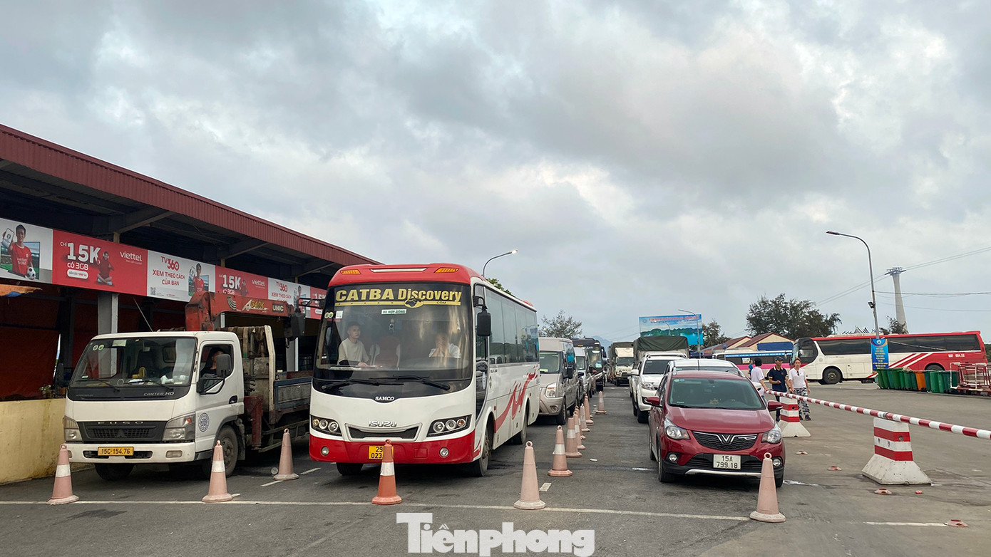 Theo ghi nhận của PV Tiền Phong, những ngày trong tuần, dù không ùn tắc nhưng hai bến phà Đồng Bài - Cái Viềng thường xuyên xảy ra tình trạng ùn ứ, phương tiện xếp hàng chờ lên phà giờ cao điểm sáng, trưa, chiều và phải mất ít nhất khoảng 1 giờ để sang bên kia sông.