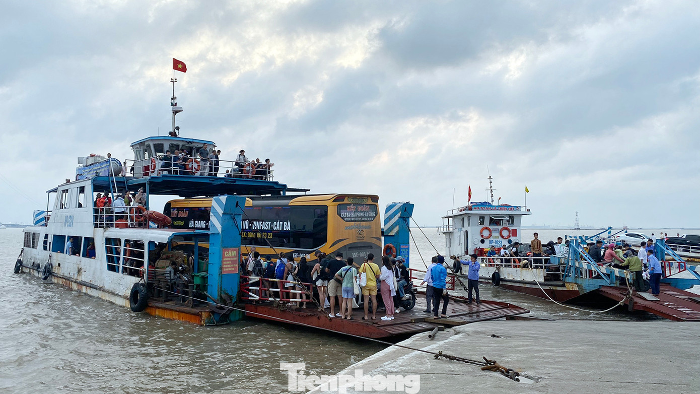 Những ngày cuối tuần, tình trạng ùn tắc thường xuyên tái diễn giờ cao điểm. Nhiều đoàn khách người nước ngoài đi bộ và sử dụng phương tiện công cộng (xe buýt) và xe hợp đồng để ra đảo Cát Bà.