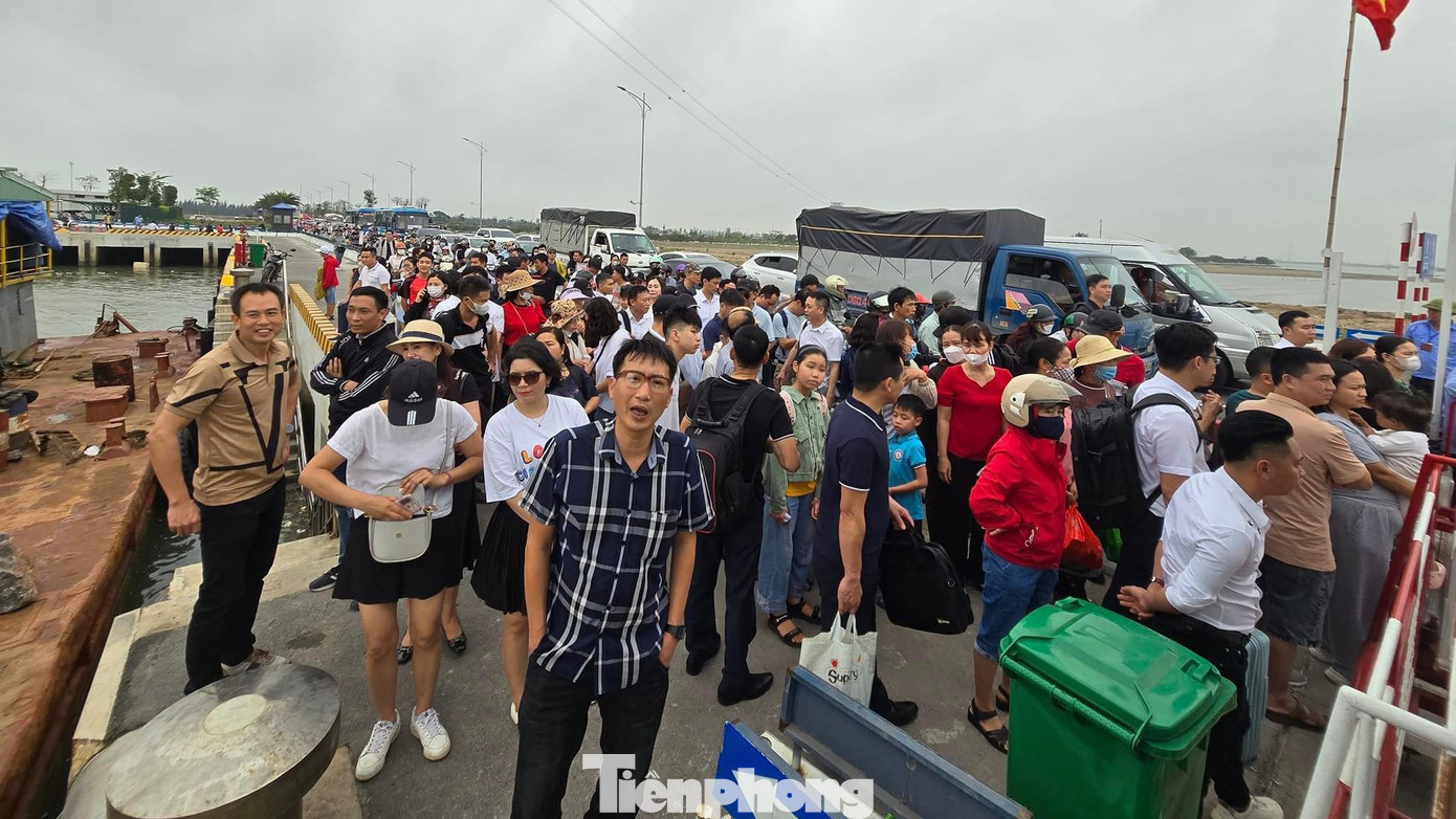 Anh Tùng (40 tuổi, ở Hải Phòng) cho biết thường xuyên ra Cát Bà mỗi khi có công việc. Theo anh, bến phà mới khang trang, sạch đẹp nhưng cũng chỉ có 2 làn ô tô, một làn xe máy giống đường dẫn ra bến phà Gót nên vẫn tái diễn cảnh ùn tắc.