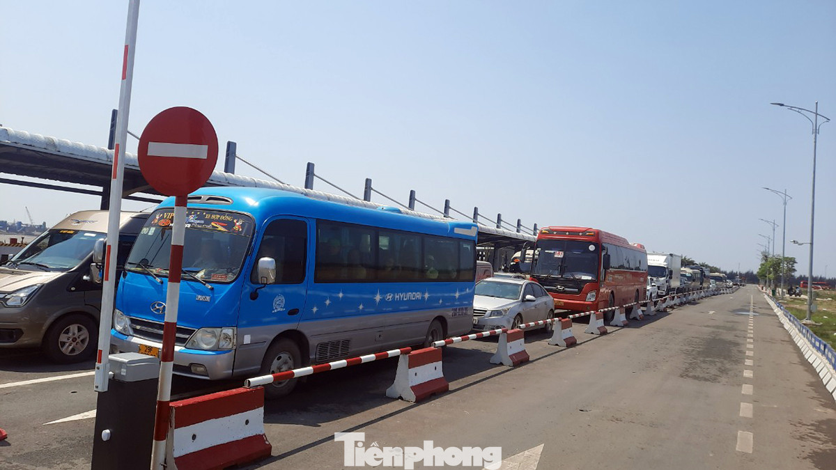 Vào ngày cuối tuần, ô tô xếp hàng dài 500-700 m từ bến phà ra gần đường cao tốc Tân Vũ - Lạch Huyện. Tài xế phải chờ 2-3 giờ mới có thể sang đảo Cát Bà tham quan, du lịch.
