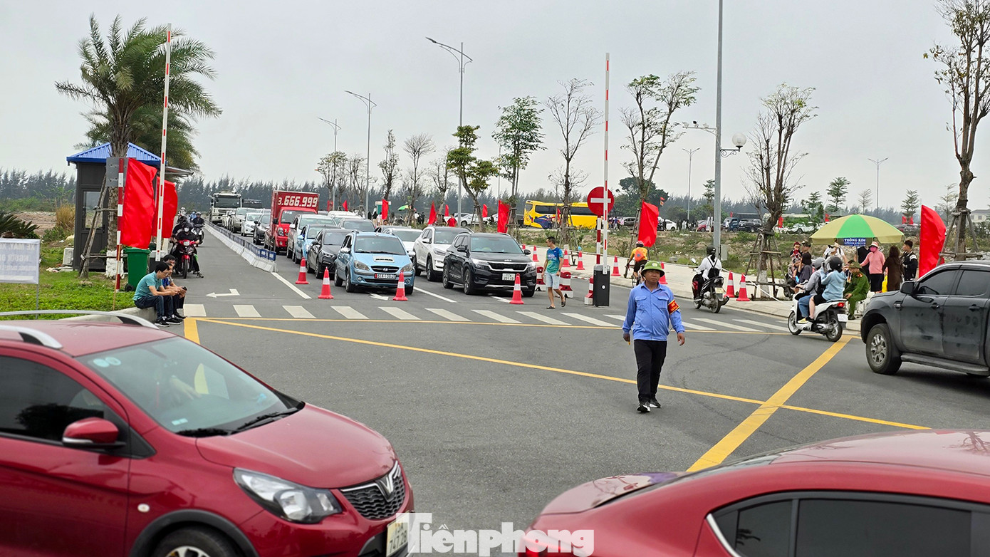 Bến phà Đồng Bài (huyện Cát Hải, TP Hải Phòng) được Sở Giao thông vận tải (GTVT) TP. Hải Phòng đưa vào vận hành chuyên chở phương tiện và du khách ra đảo Cát Bà thay thế bến phà Gót kể từ 1/3. Sau gần 2 tháng hoạt động, bến phà mới xảy ra cảnh ùn tắc dịp cuối tuần.