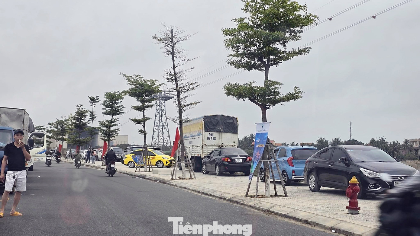 Trong khi đó, nhiều người đỗ xe cá nhân trên vỉa hè để đi bộ qua phà hoặc chờ đón người thân từ Cát Bà trở về.