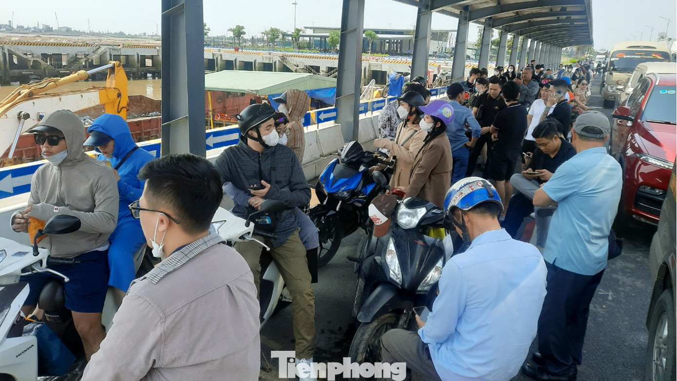 Khu vực đỗ xe máy luôn chật cứng người đứng tránh nắng.