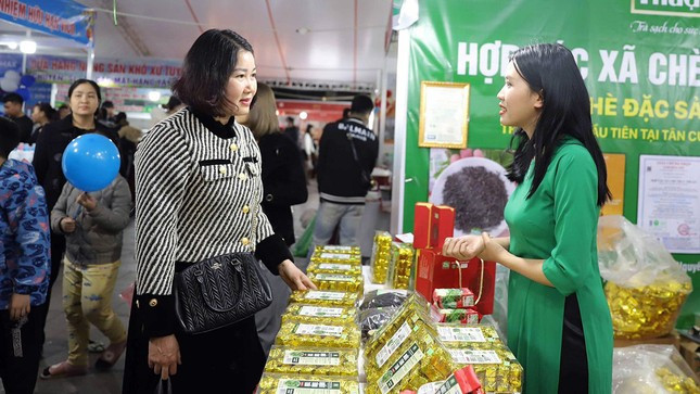 Các sản phẩm trưng bày, giới thiệu tại Chợ Tết Công đoàn được giảm giá tối thiểu 10% so với giá niêm yết thị trường. Các sản phẩm trưng bày, giới thiệu tại Chợ Tết Công đoàn được giảm giá tối thiểu 10% so với giá niêm yết thị trường.