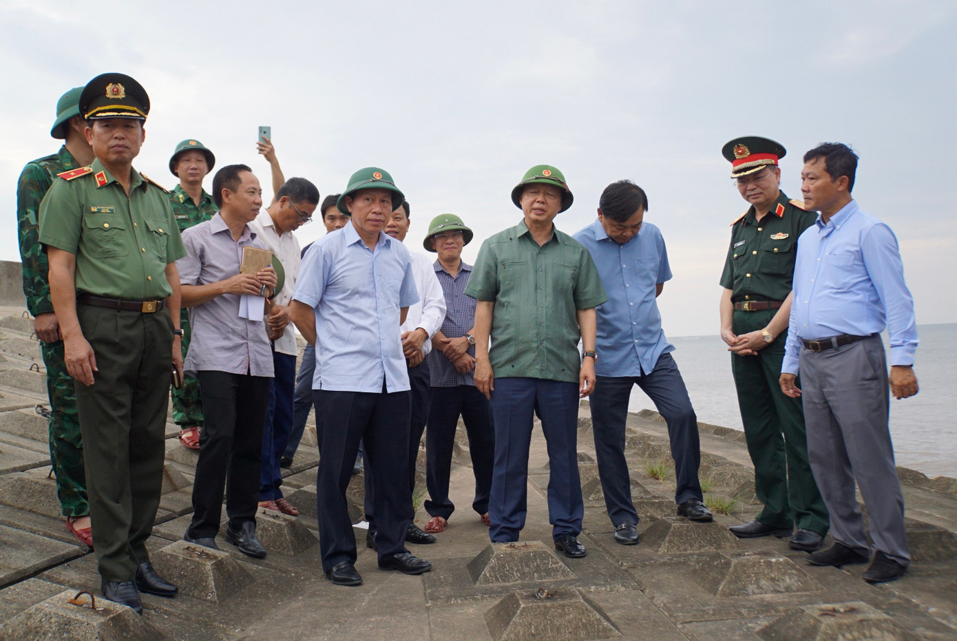 Phó Thủ tướng Trần Hồng Hà và đoàn công tác kiểm tra khu vực đê chắn sóng tại thị trấn Cát Hải, TP. Hải Phòng.