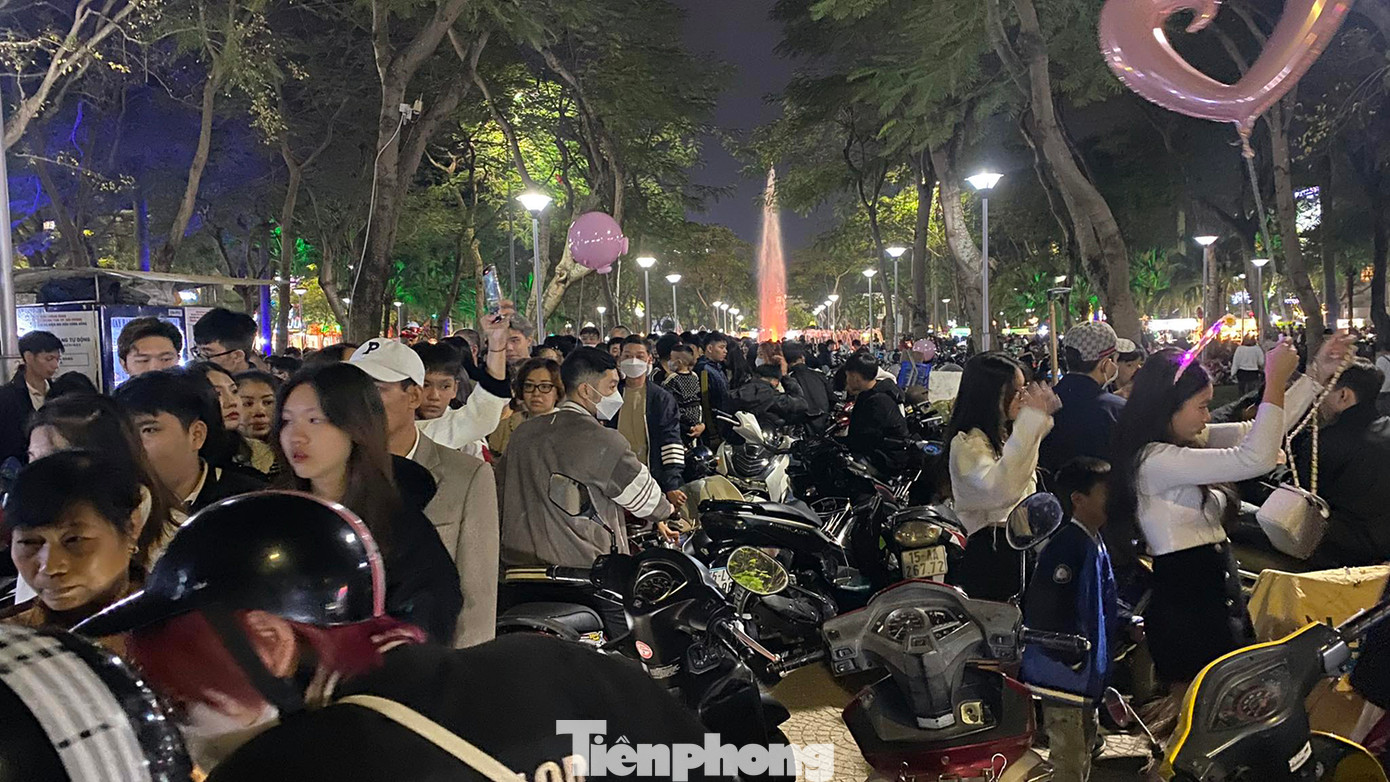 Dải vườn hoa, công viên trung tâm thành phố Hải Phòng biến thành bãi đỗ xe. Khu vực này kẹt cứng từ 21h ngày 31/12/2023 đến rạng sáng 1/1/2024 khiến người dân di chuyển khó khăn.