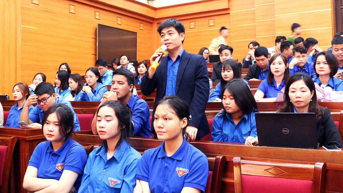 Đại diện các đoàn viên thanh niên phát biểu, kiến nghị tới lãnh đạo UBND tỉnh Hưng Yên và đại diện lãnh đạo các sở ngành địa phương.