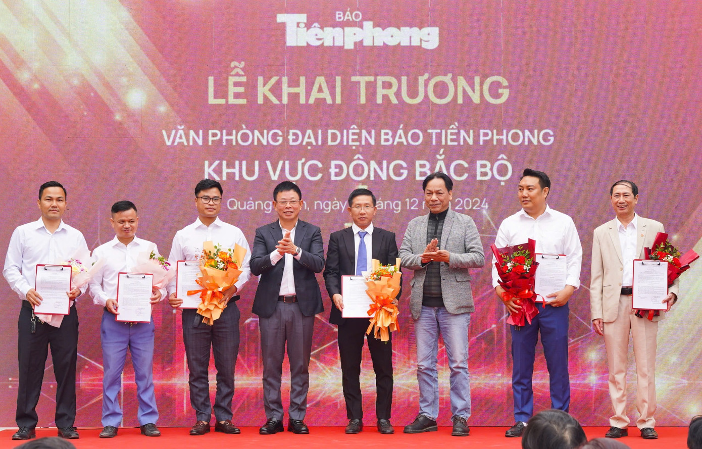 Ban Biên tập Báo Tiền Phong trao quyết định, tặng hoa chúc mừng VPĐD báo Tiền Phong khu vực Đông Bắc Bộ.