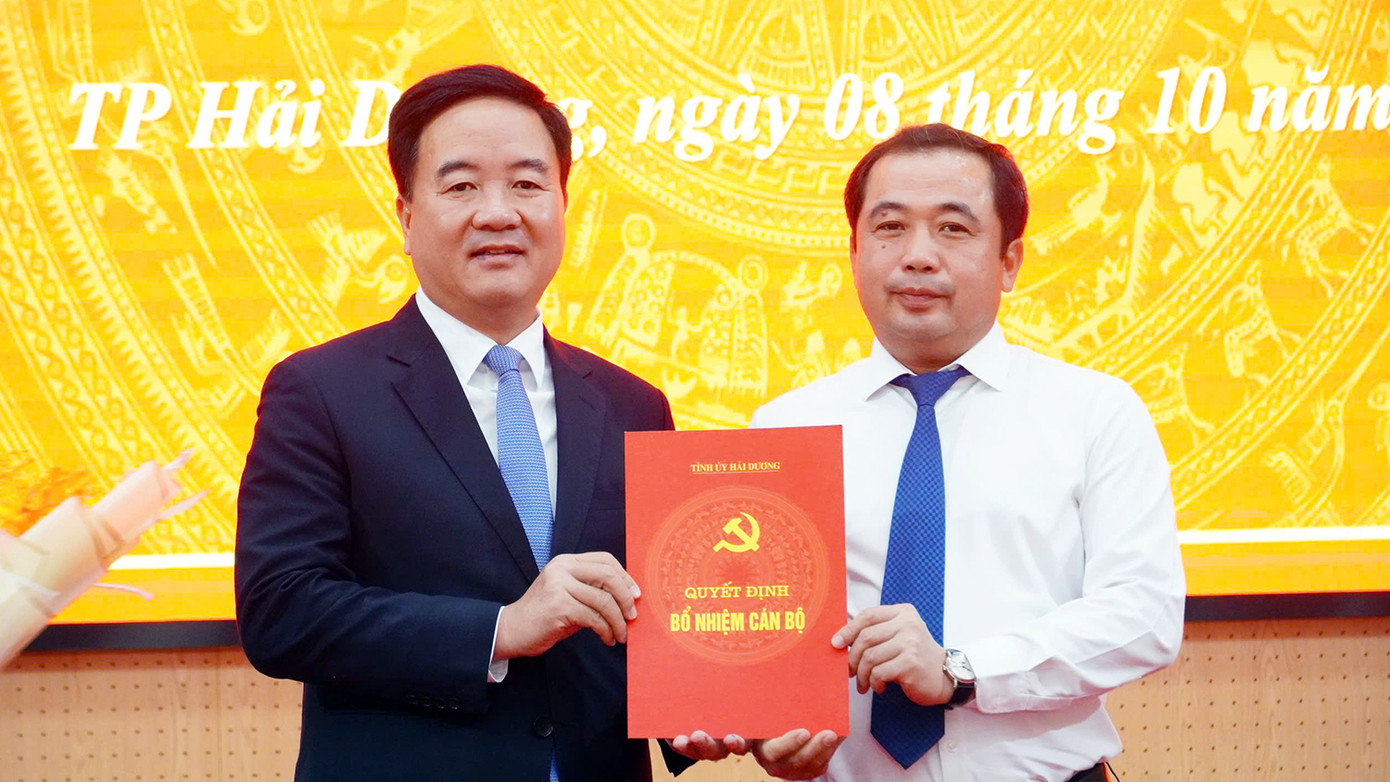 Bí thư Tỉnh ủy Hải Dương Trần Đức Thắng (bên phải) trao quyết định cho ông Nguyễn Văn Kiên.