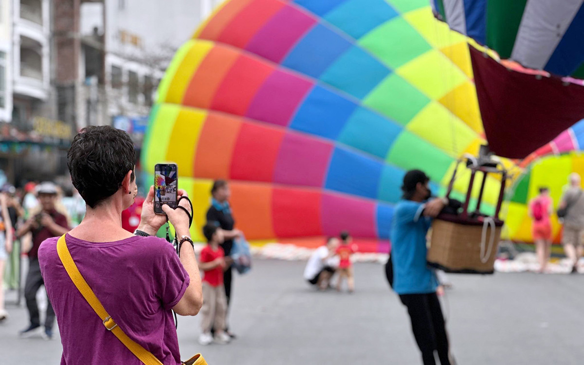 Trong số khách du lịch, có nhiều du khách nước ngoài. Họ cũng tỏ ra rất thích thú với các khinh khí cầu khổng lồ, đủ sắc màu tươi sáng.