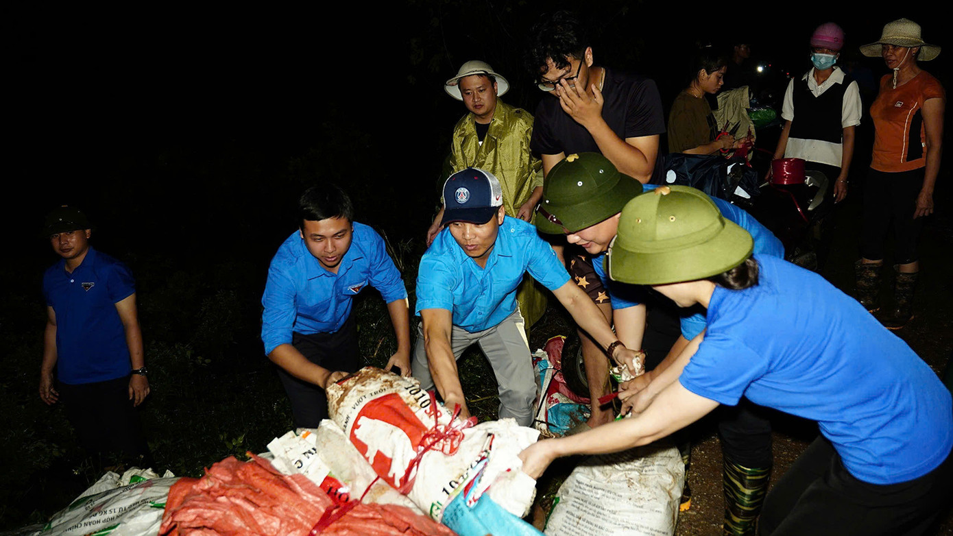 Thanh niên Hưng Yên xuyên đêm đắp đê ngăn lũ sau cơn bão số 3, năm 2024. Thanh niên Hưng Yên xuyên đêm đắp đê ngăn lũ sau cơn bão số 3, năm 2024.