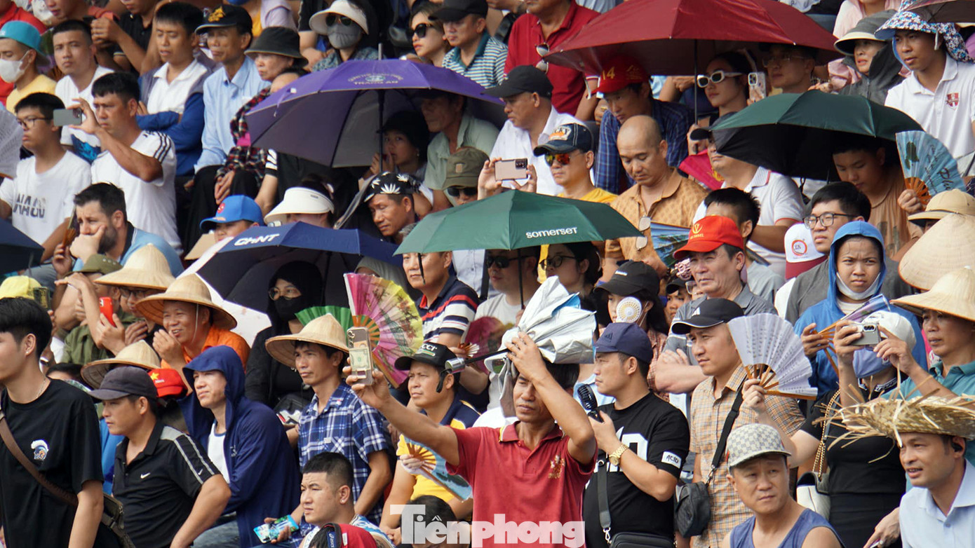 Theo quy định, Lễ hội chọi trâu Đồ Sơn không bán vé mà phát hành hơn 17.600 giấy mời, trong đó 9.000 giấy mời dành cho các đơn vị, đối tác. Số còn lại được phân bổ cho các phường, chủ trâu và tặng các đại biểu, khách mời.